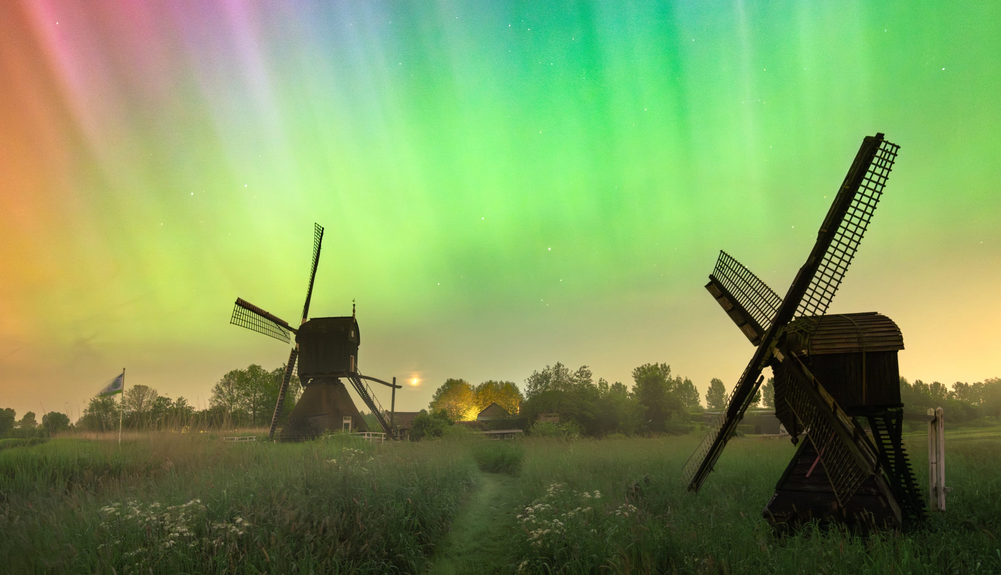 Aurora Borealis Countryside at 1600 x 1200 size wallpapers HD quality