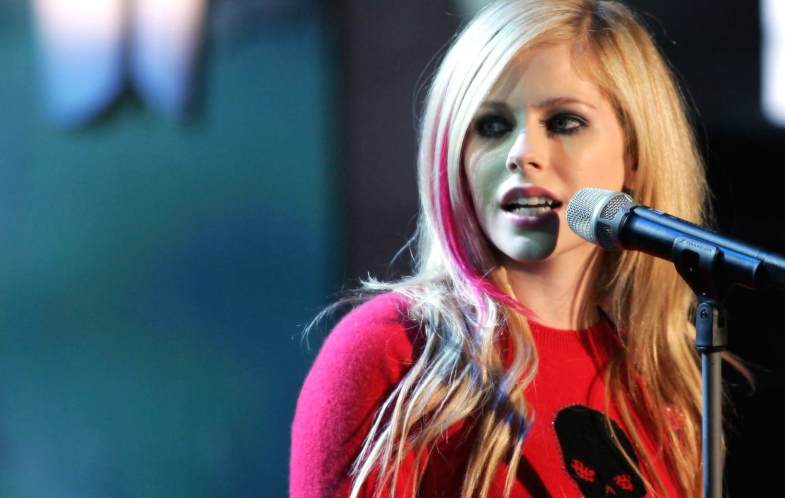 Avril Lavigne Capturing the Spirit of Music at 1536 x 864 HD size wallpapers HD quality