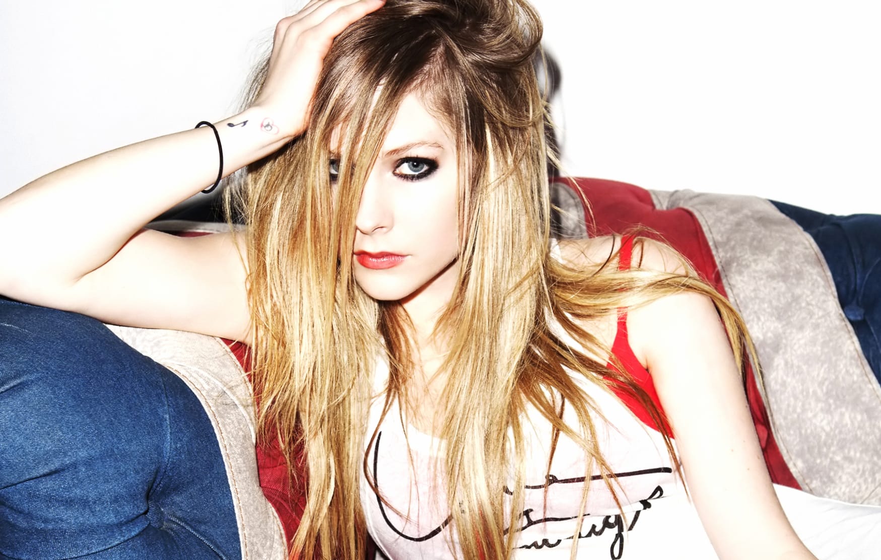 Avril Lavigne HD Musician Wallpaper at 640 x 960 iPhone 4 size wallpapers HD quality