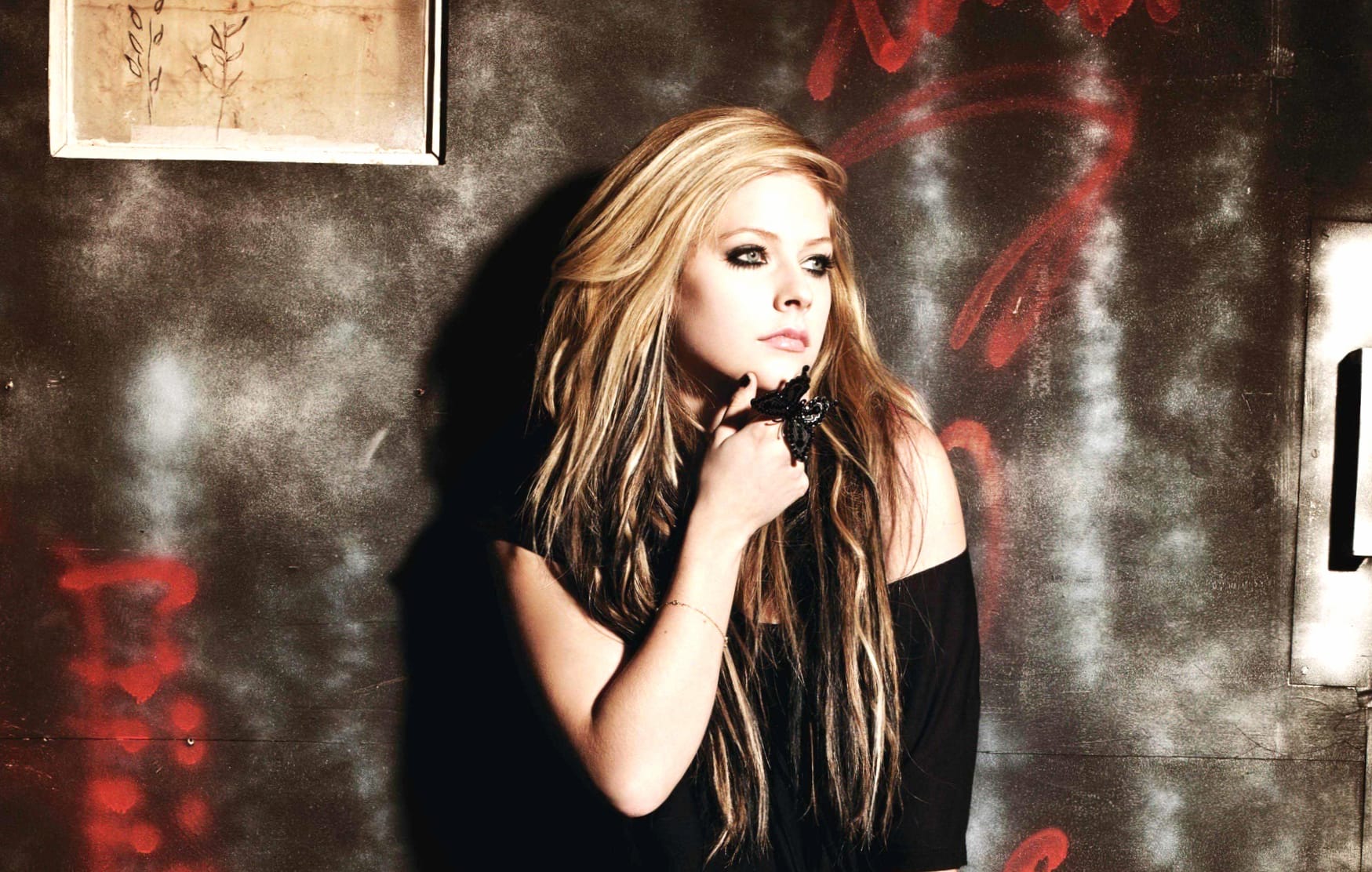 Avril Lavigne Stunning for Music Lovers wallpapers HD quality