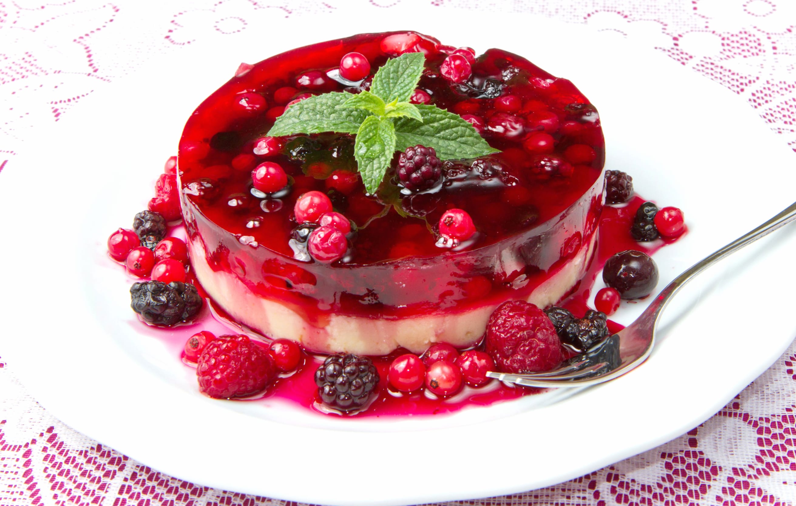 Berry Delight Cake at 1024 x 1024 iPad size wallpapers HD quality