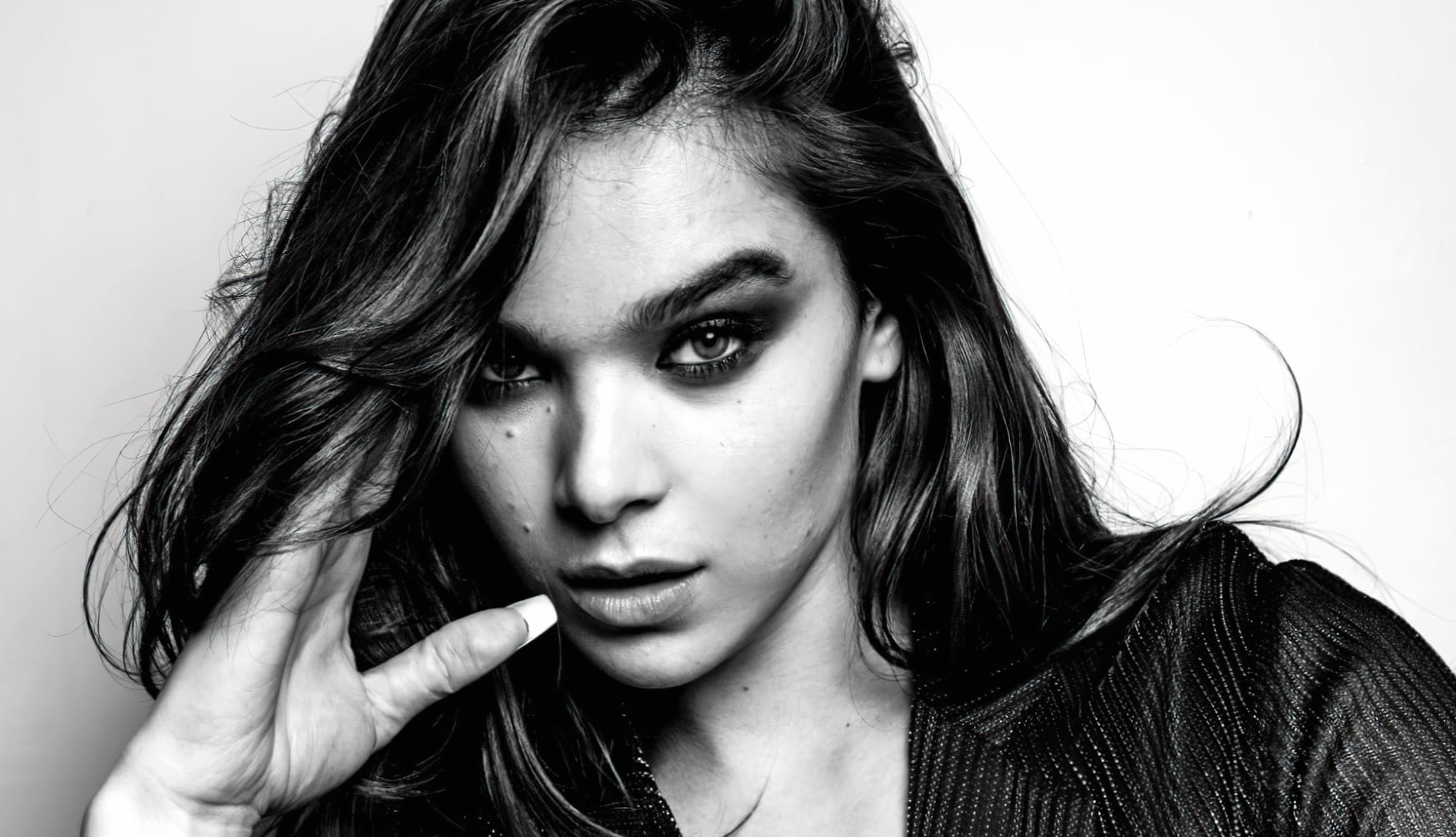 Black & White Face Celebrity Hailee Steinfeld wallpapers HD quality