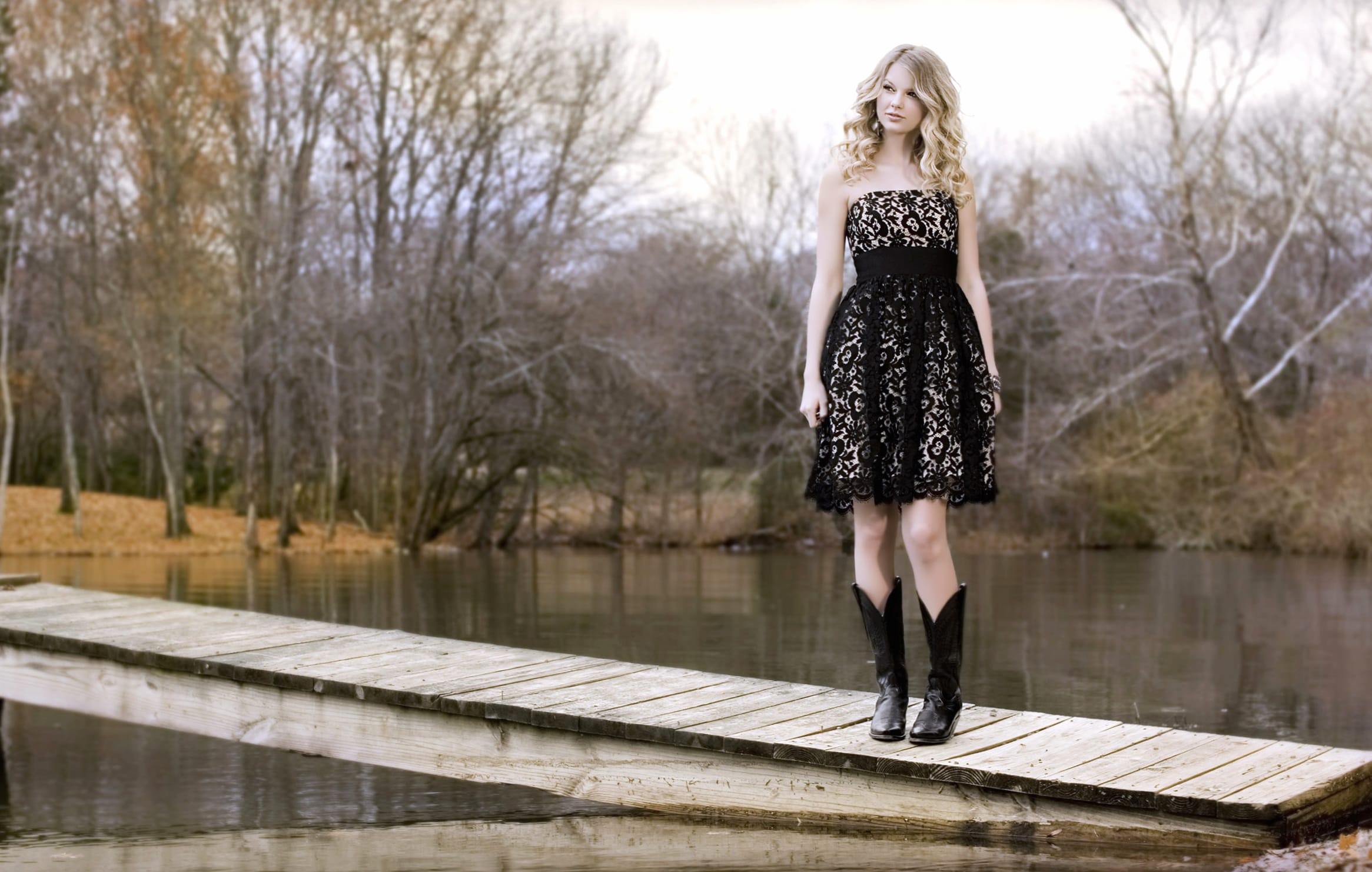 Blonde Singer in Dress at 1152 x 864 size wallpapers HD quality