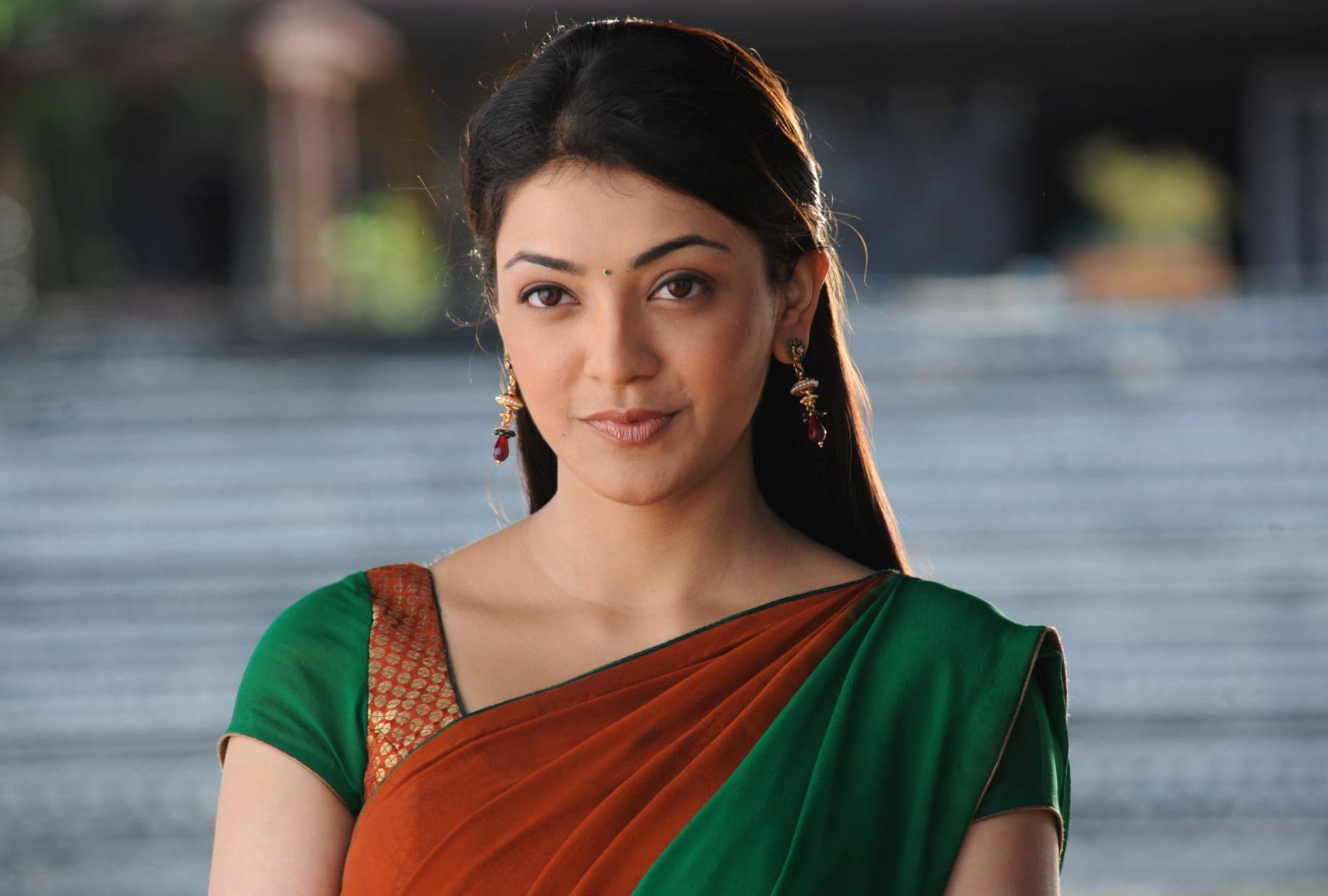 Bollywood Celebrity Kajal Aggarwal in Sari at 2048 x 2048 iPad size wallpapers HD quality