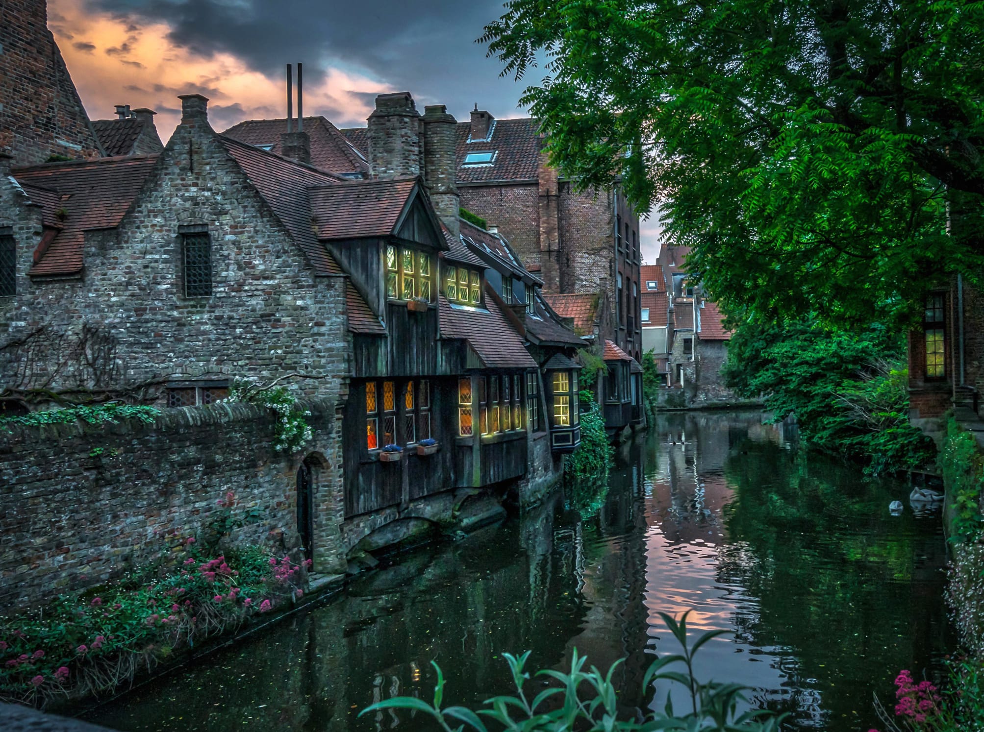 Brussels Canal at Dusk at 1600 x 1200 size wallpapers HD quality