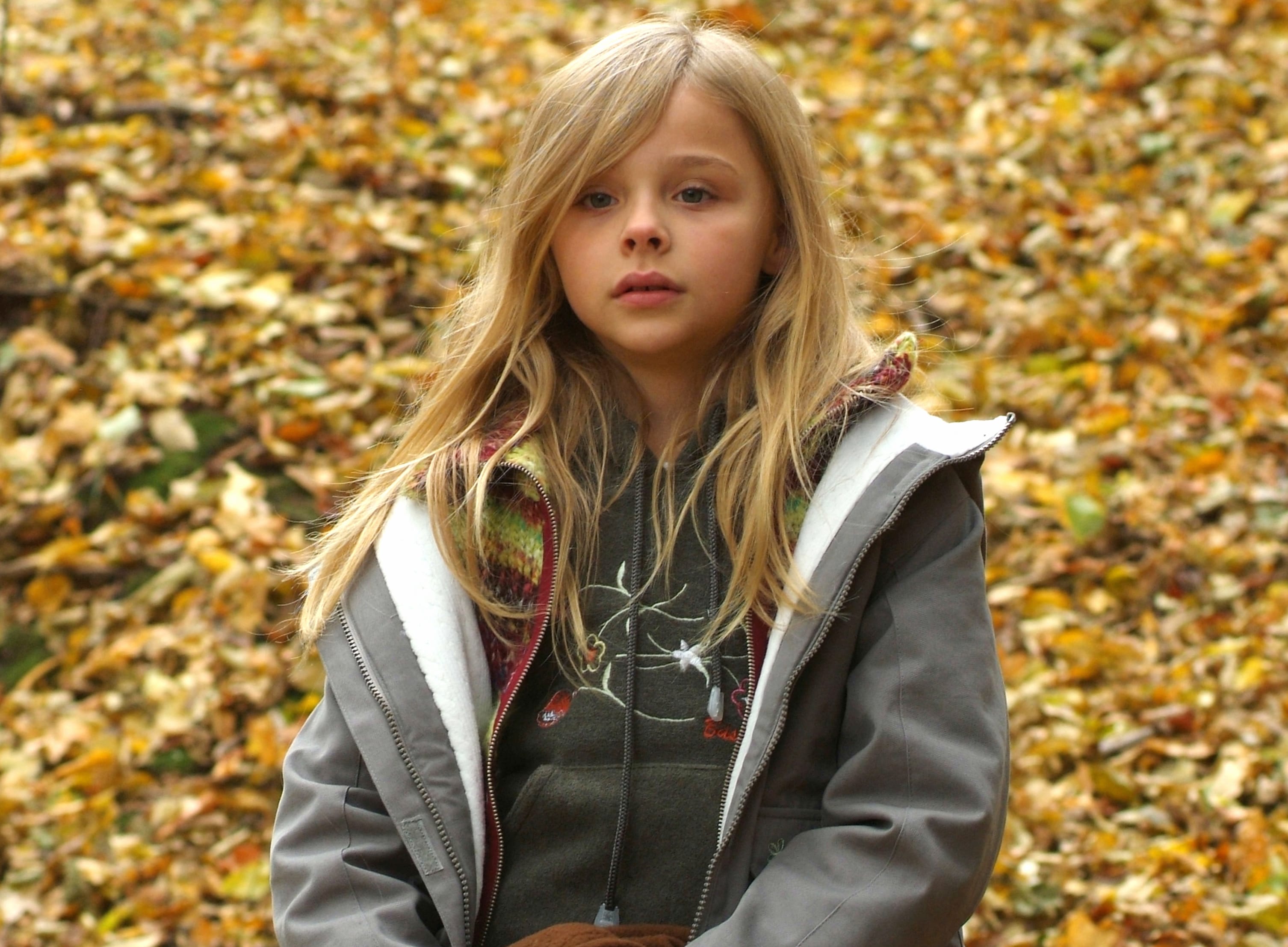 Chloë Grace Moretz Autumn at 1600 x 1200 size wallpapers HD quality