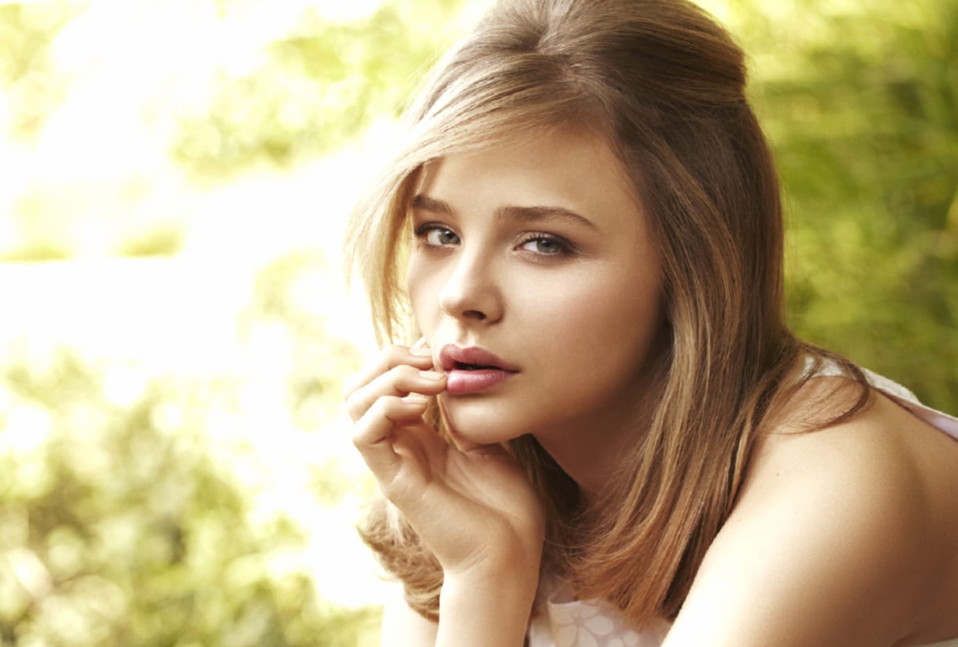 Chloë Grace Moretz Stunning of a Blonde American Actress at 320 x 480 iPhone size wallpapers HD quality