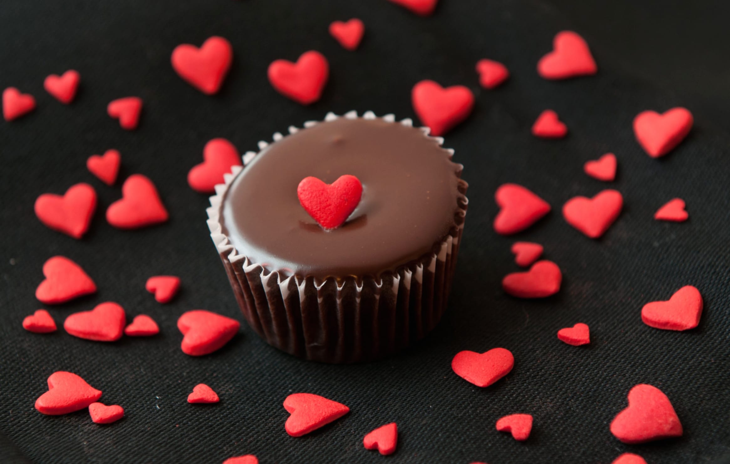 Chocolate Heart Cupcake at 2048 x 2048 iPad size wallpapers HD quality