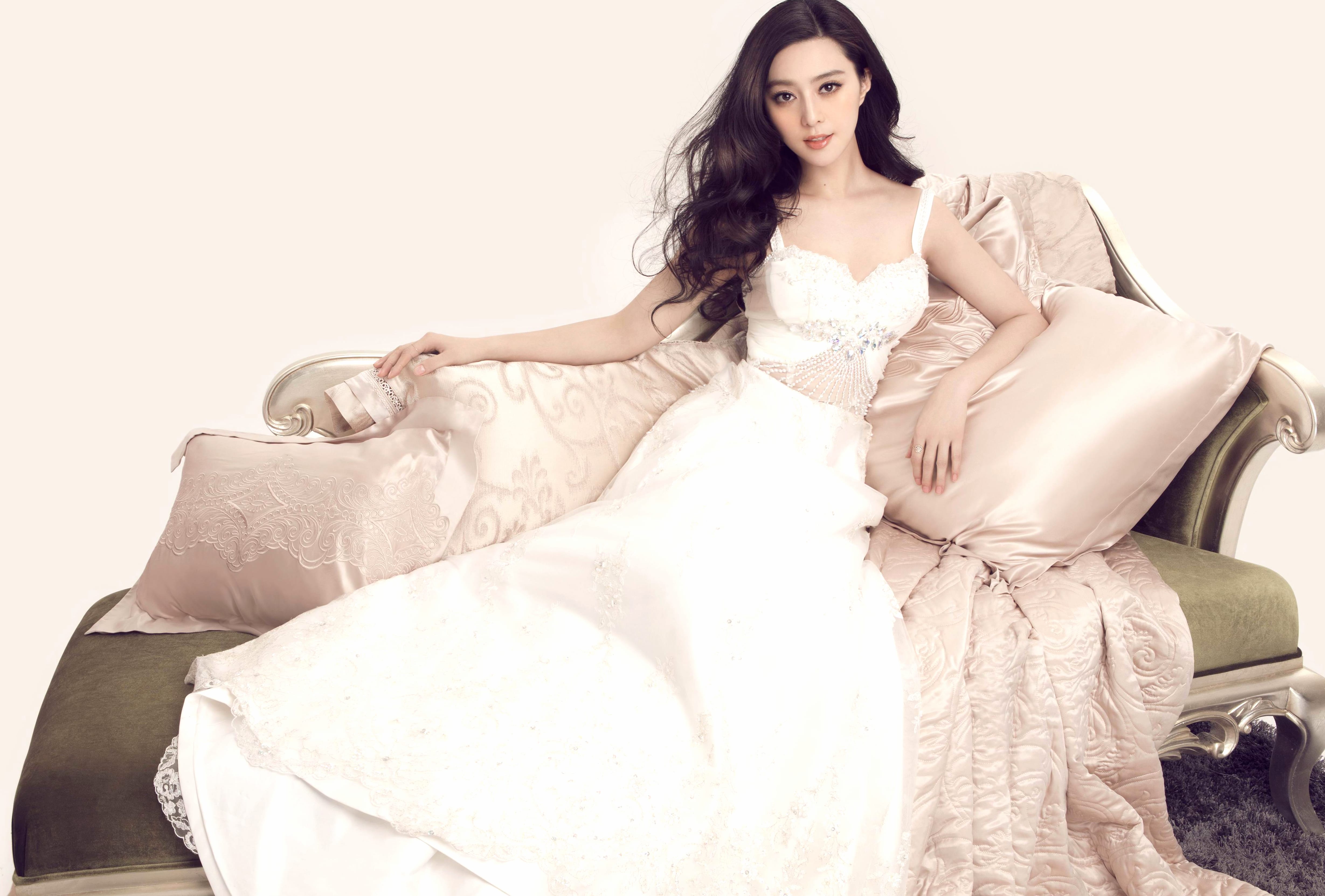 Couch Sofa Dress Actress Chinese Celebrity Fan Bingbing at 1152 x 864 size wallpapers HD quality