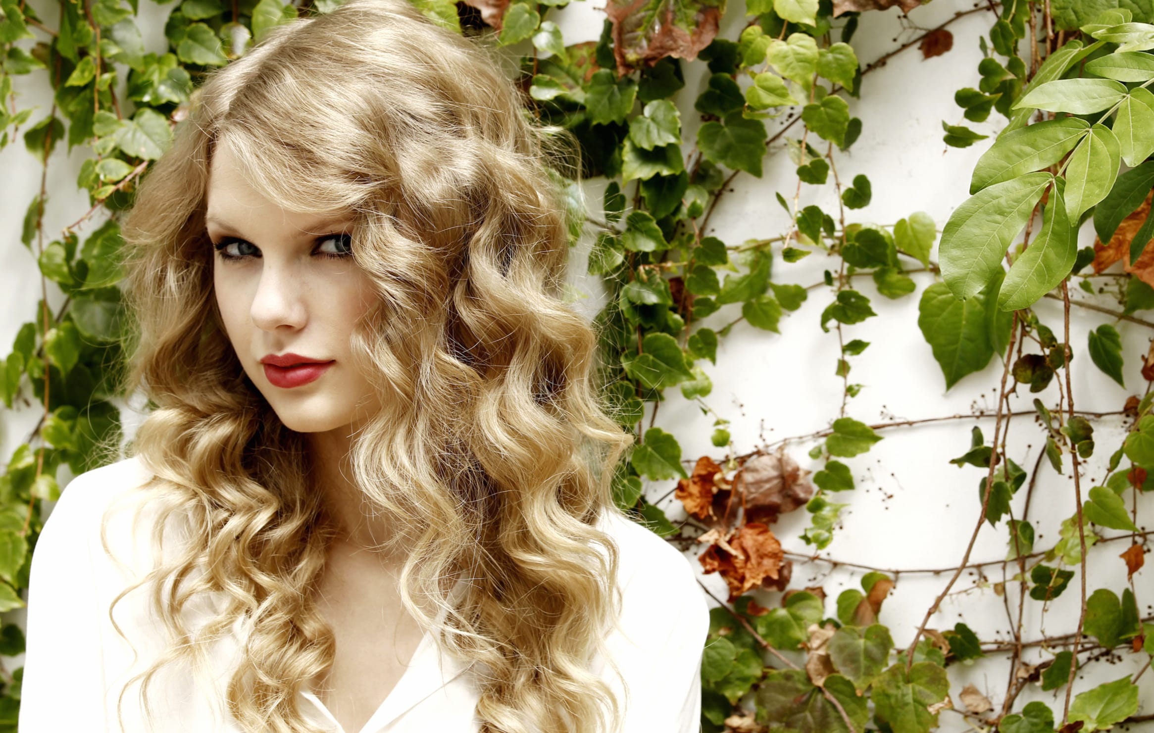 Curling Melodies of Taylor Swift wallpapers HD quality