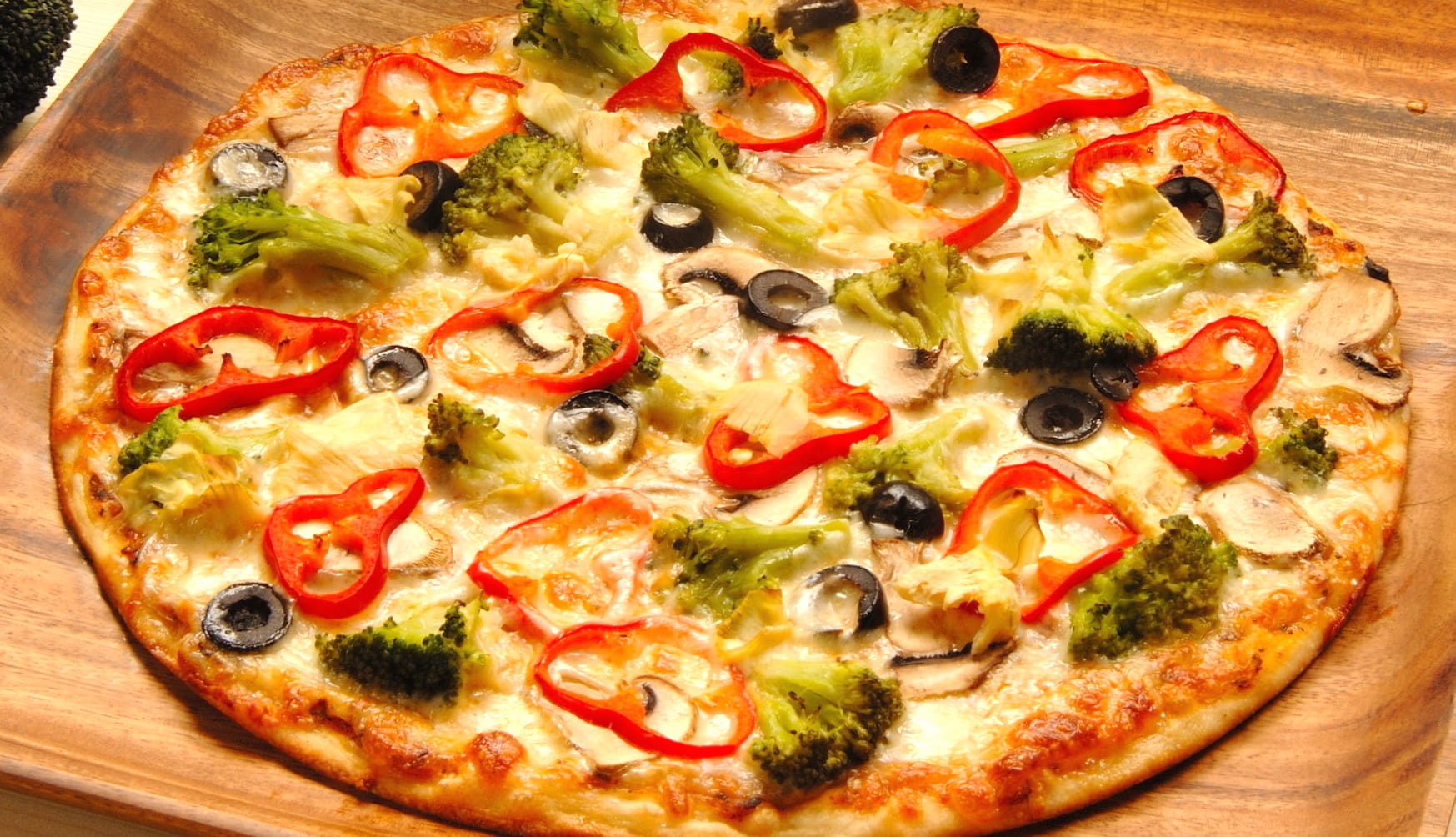 Delicious Veggie Pizza at 640 x 1136 iPhone 5 size wallpapers HD quality