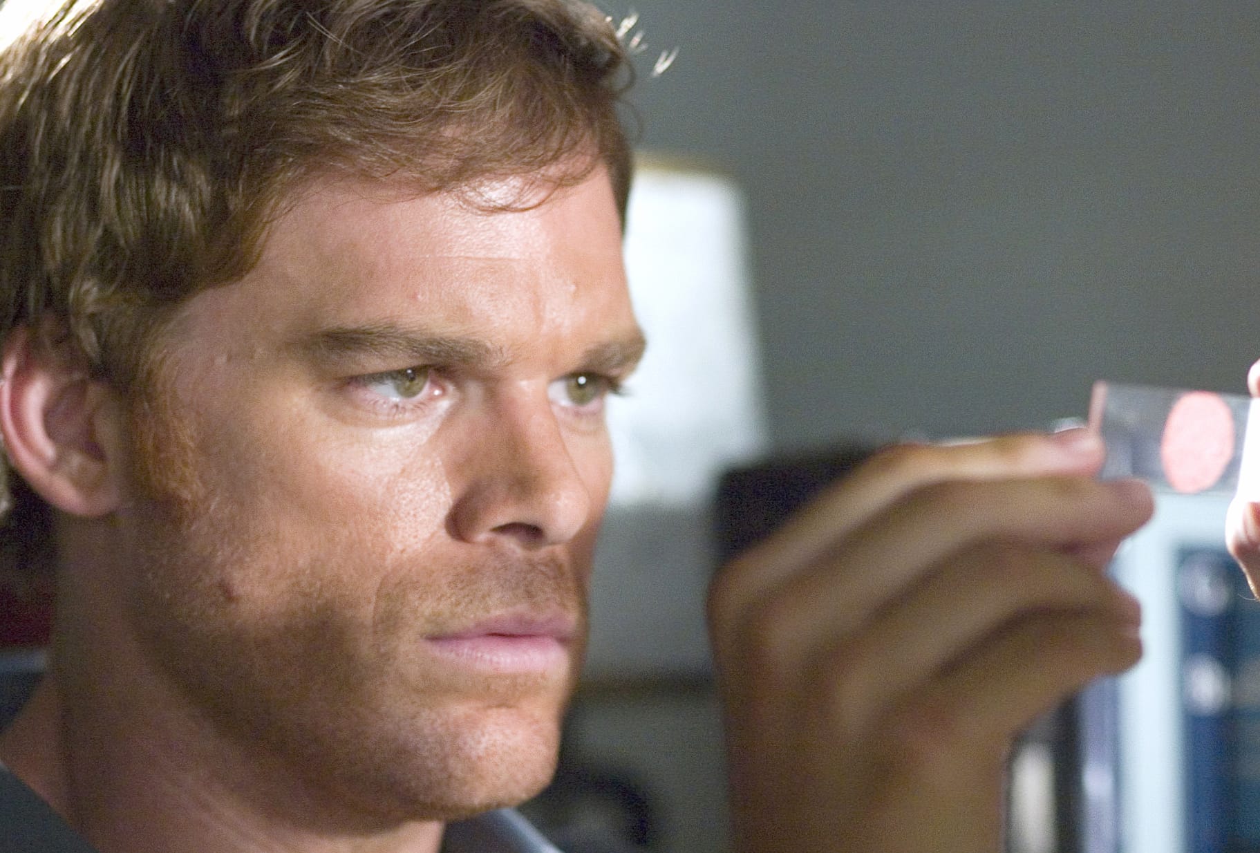 Dexter — Intense Scene with Forensic Expert at 1280 x 720 HD size wallpapers HD quality