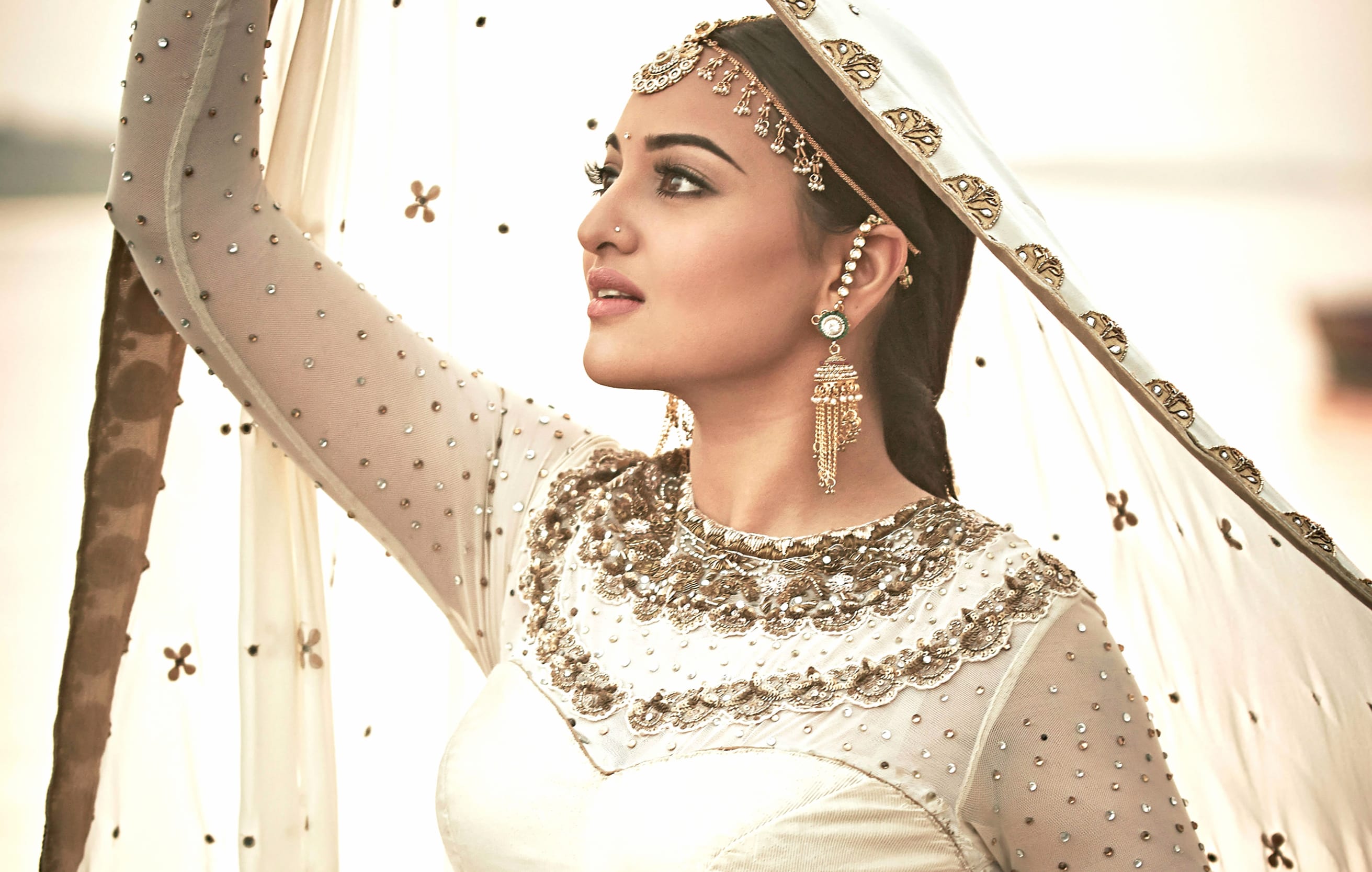 Elegant Celebrity Sonakshi Sinha wallpapers HD quality