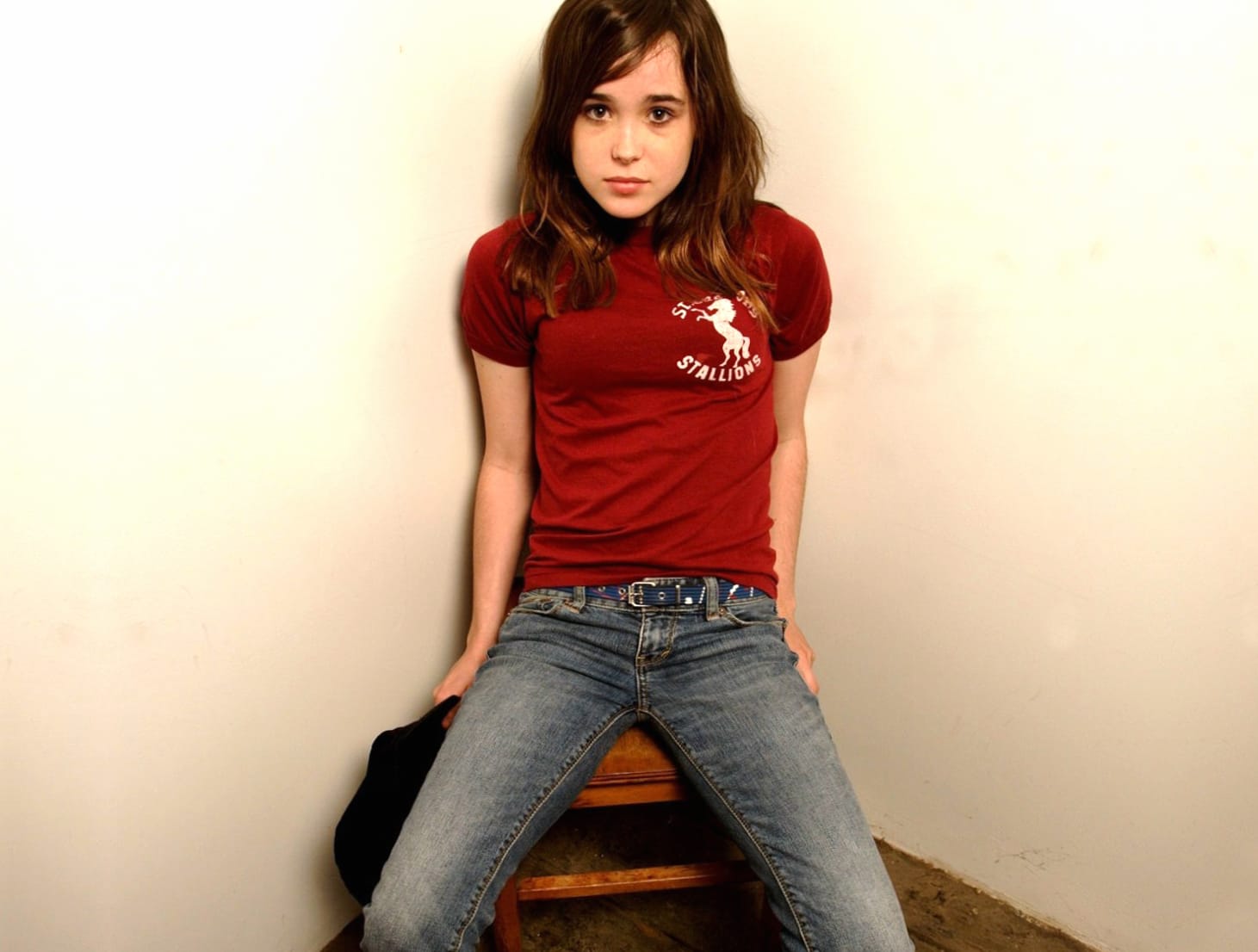 Ellen Page Captivating Celebrity Portrait at 320 x 480 iPhone size wallpapers HD quality