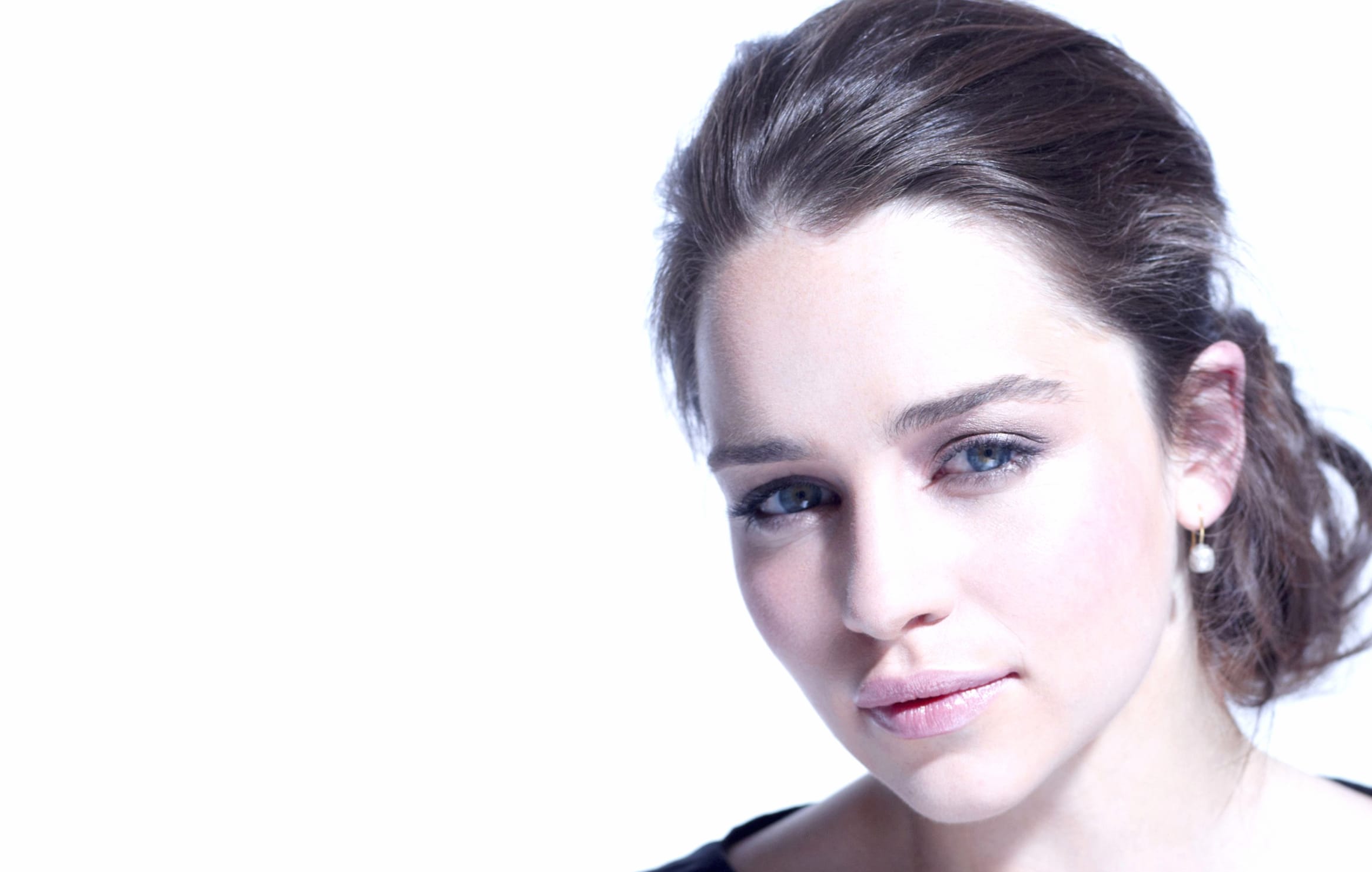 Emilia Clarke Stunning with Green Eyes at 1600 x 1200 size wallpapers HD quality