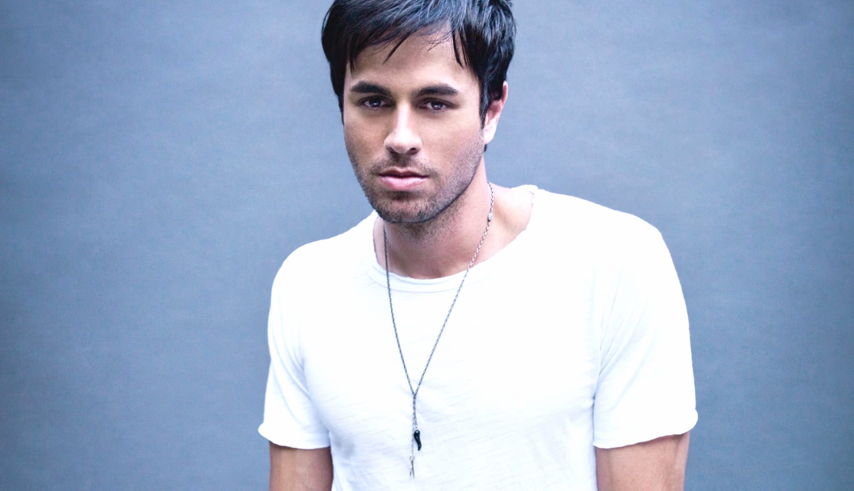 Enchanting Enrique Iglesias at 320 x 480 iPhone size wallpapers HD quality