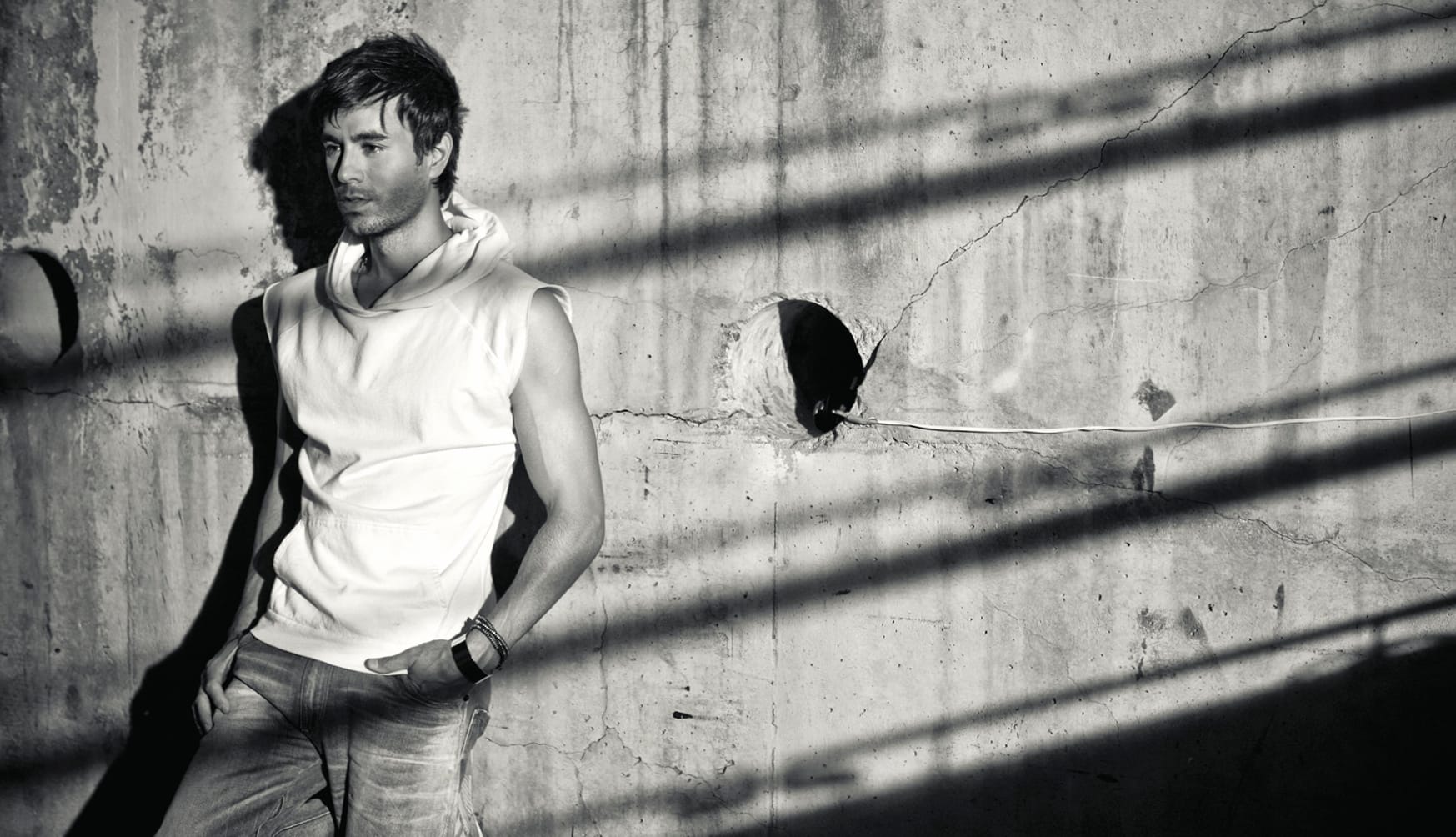 Enrique Iglesias A Captivating Musical Vibe at 2048 x 2048 iPad size wallpapers HD quality