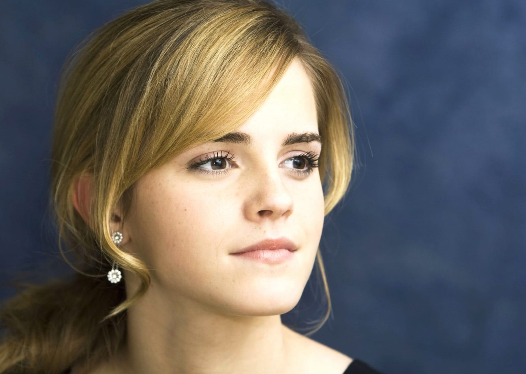 HD Celebrity Wallpaper Emma Watson at 1024 x 1024 iPad size wallpapers HD quality