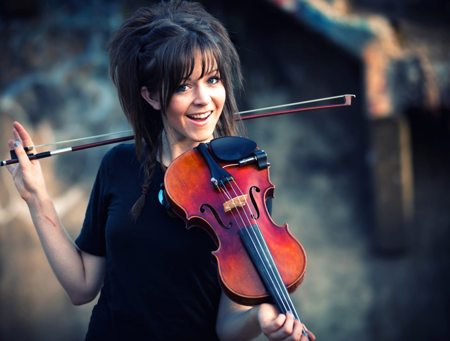 HD Wallpaper of a Brunette Violinist in Action at 2048 x 2048 iPad size wallpapers HD quality