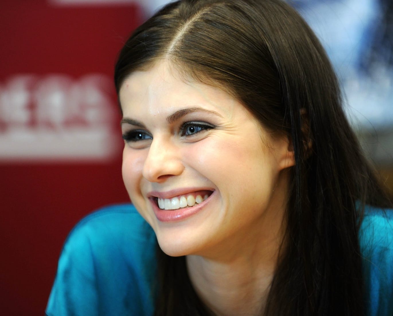 HD Wallpaper of Alexandra Daddario Smiling Brightly wallpapers HD quality