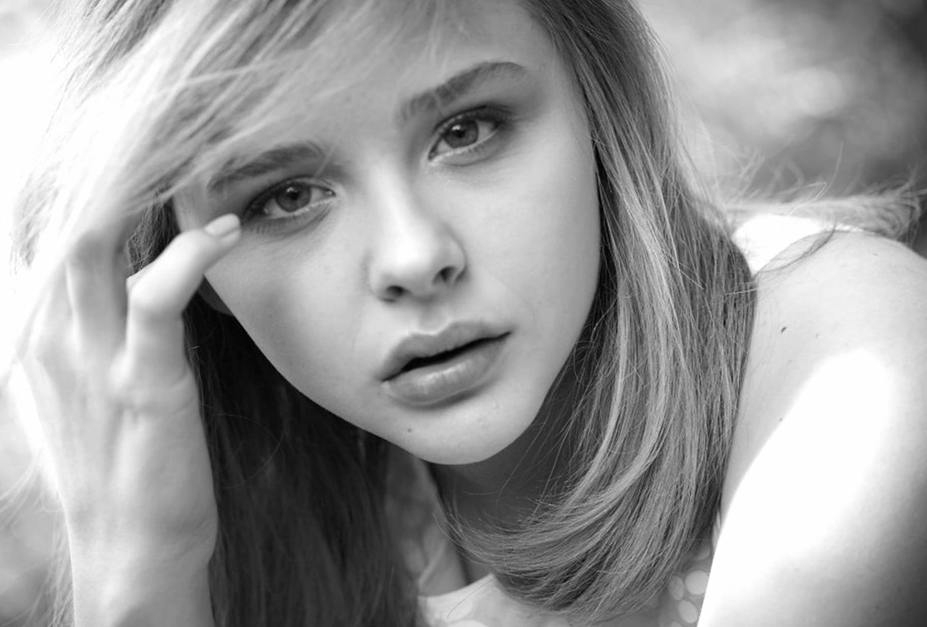 HD Wallpaper of Celebrity Chloë Grace Moretz at 640 x 960 iPhone 4 size wallpapers HD quality