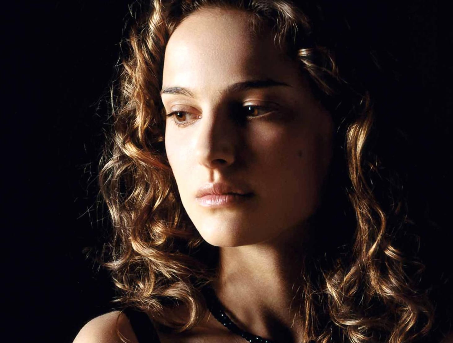 HD Wallpaper of Celebrity Natalie Portman at 320 x 480 iPhone size wallpapers HD quality