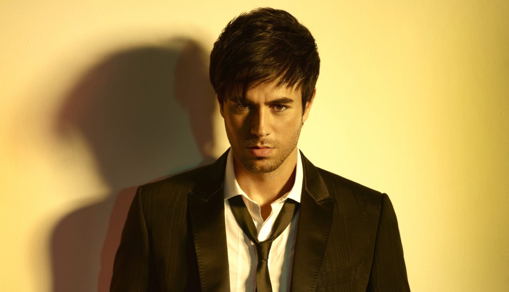 HD Wallpaper of Enrique Iglesias A Musical Icon at 1600 x 1200 size wallpapers HD quality