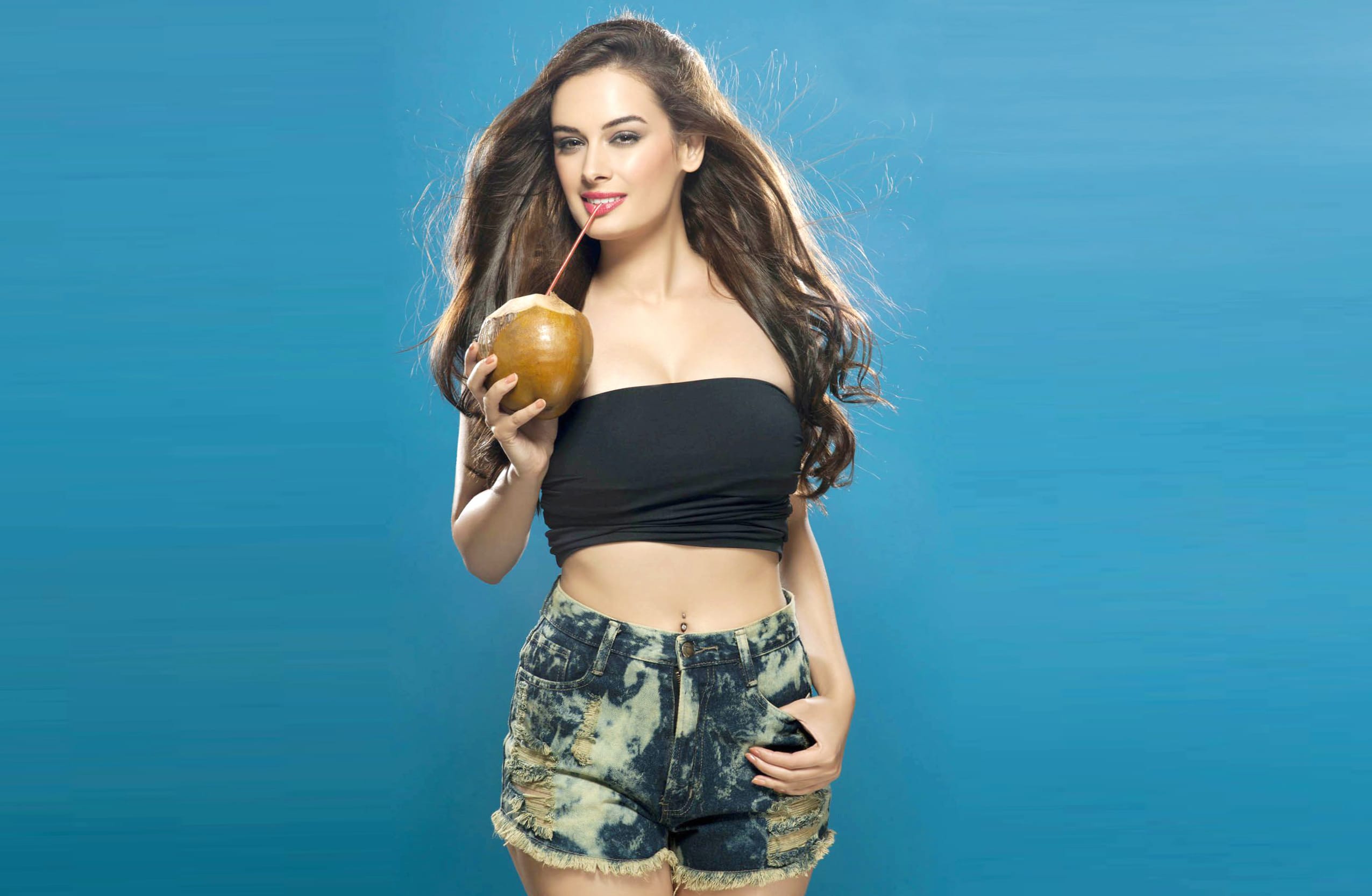 HD Wallpaper of Evelyn Sharma Enjoying a Cocktail at 1152 x 864 size wallpapers HD quality