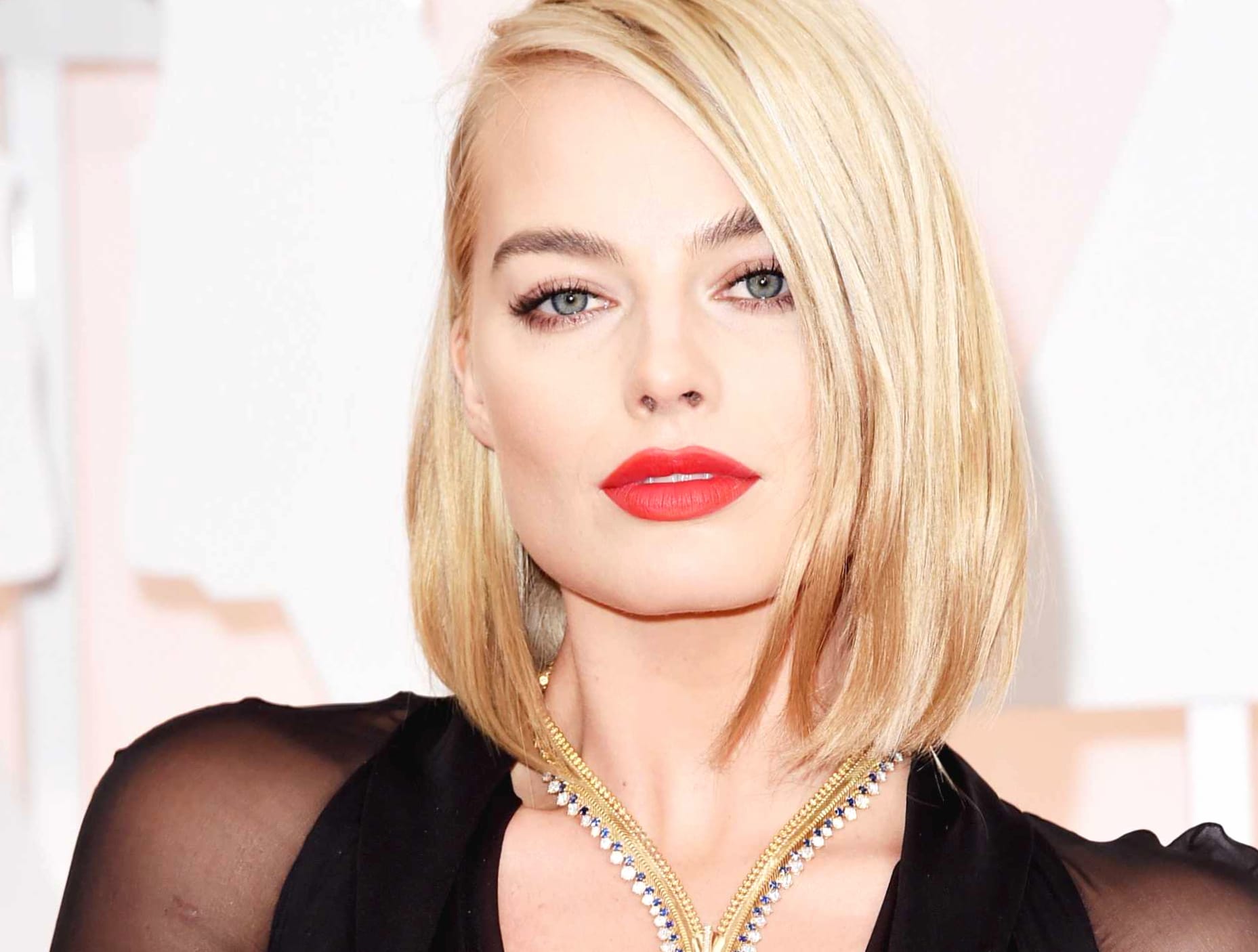 HD Wallpaper of Margot Robbie Stunning Blonde with Bold Lipstick wallpapers HD quality