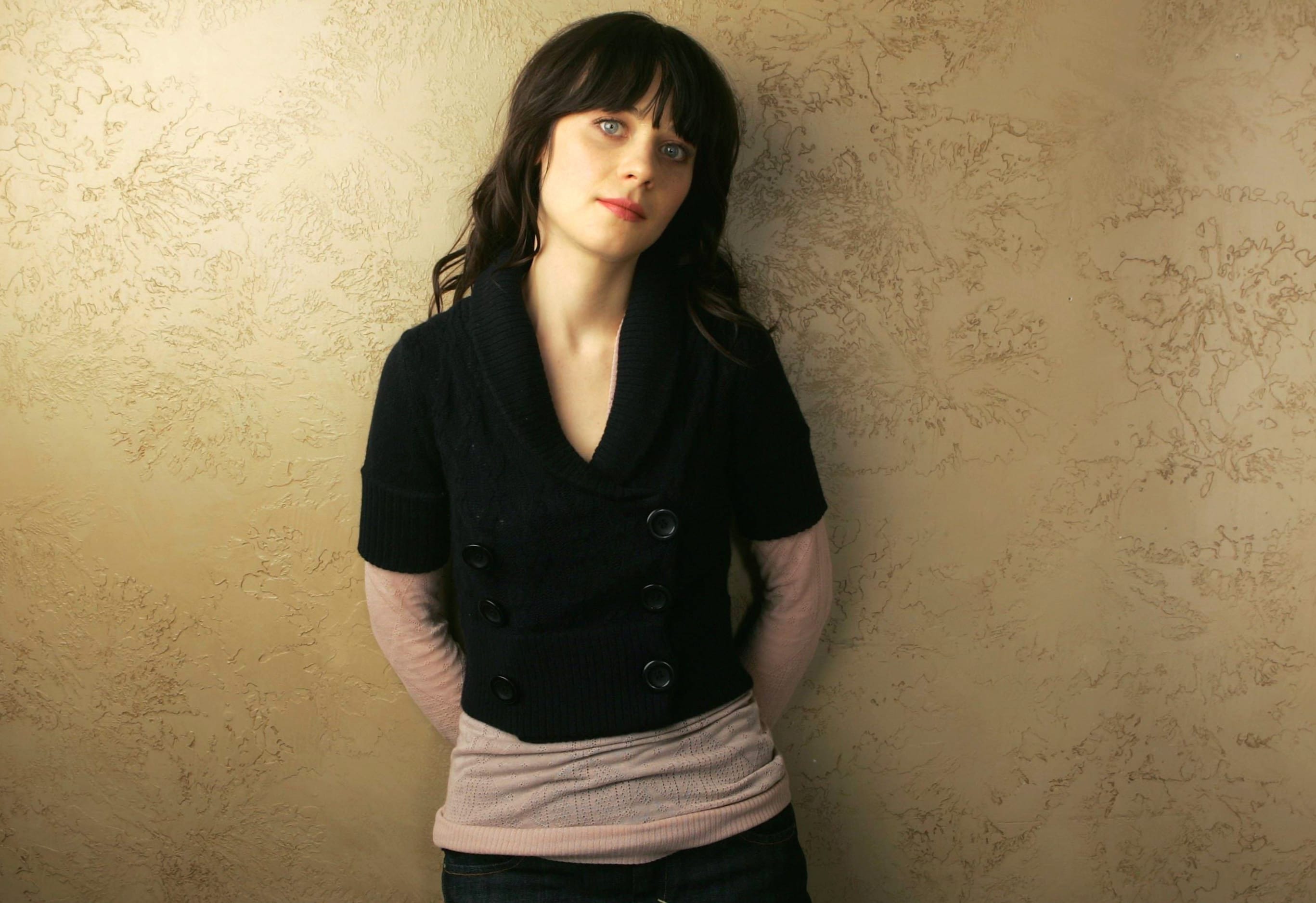 HD Wallpaper of Zooey Deschanel A Celebrity Snapshot at 640 x 960 iPhone 4 size wallpapers HD quality