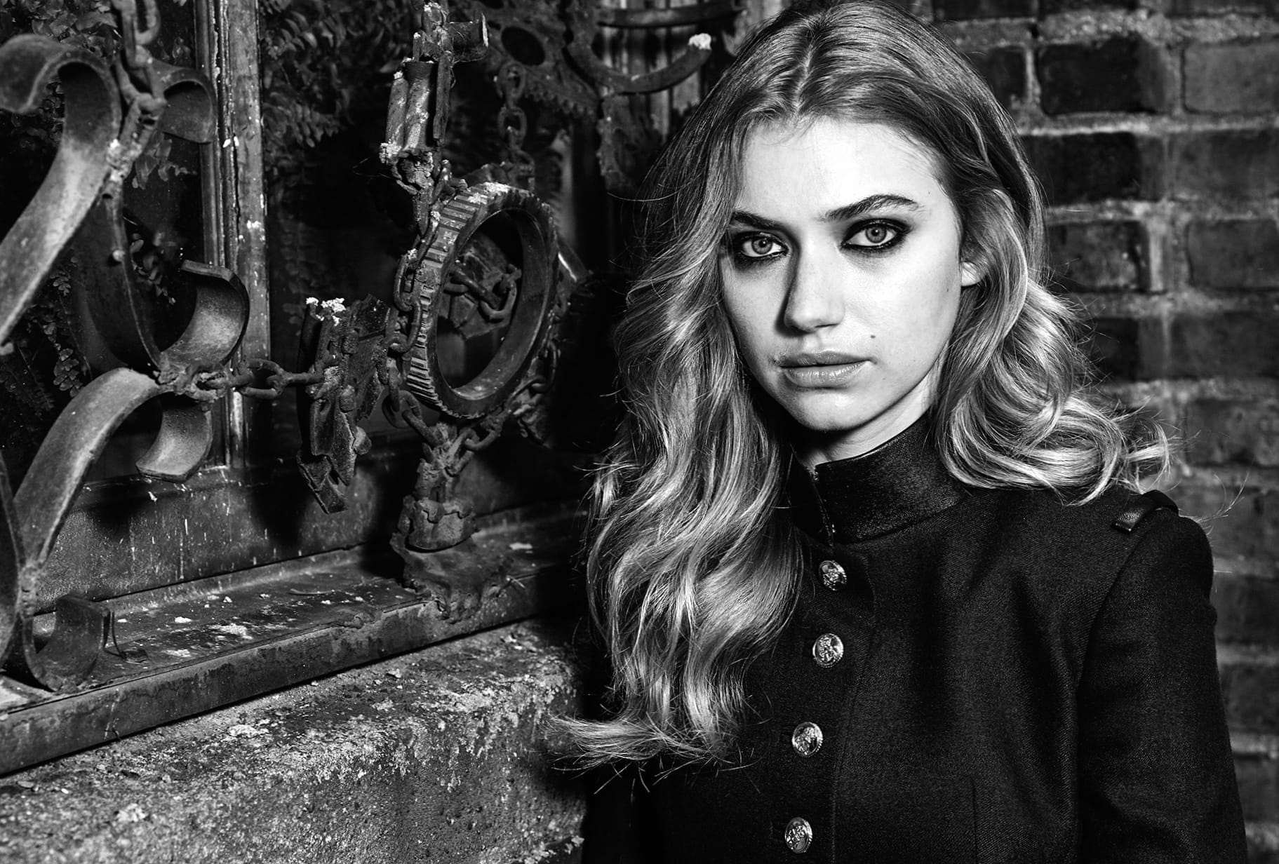 Imogen Poots Striking Black & White wallpapers HD quality