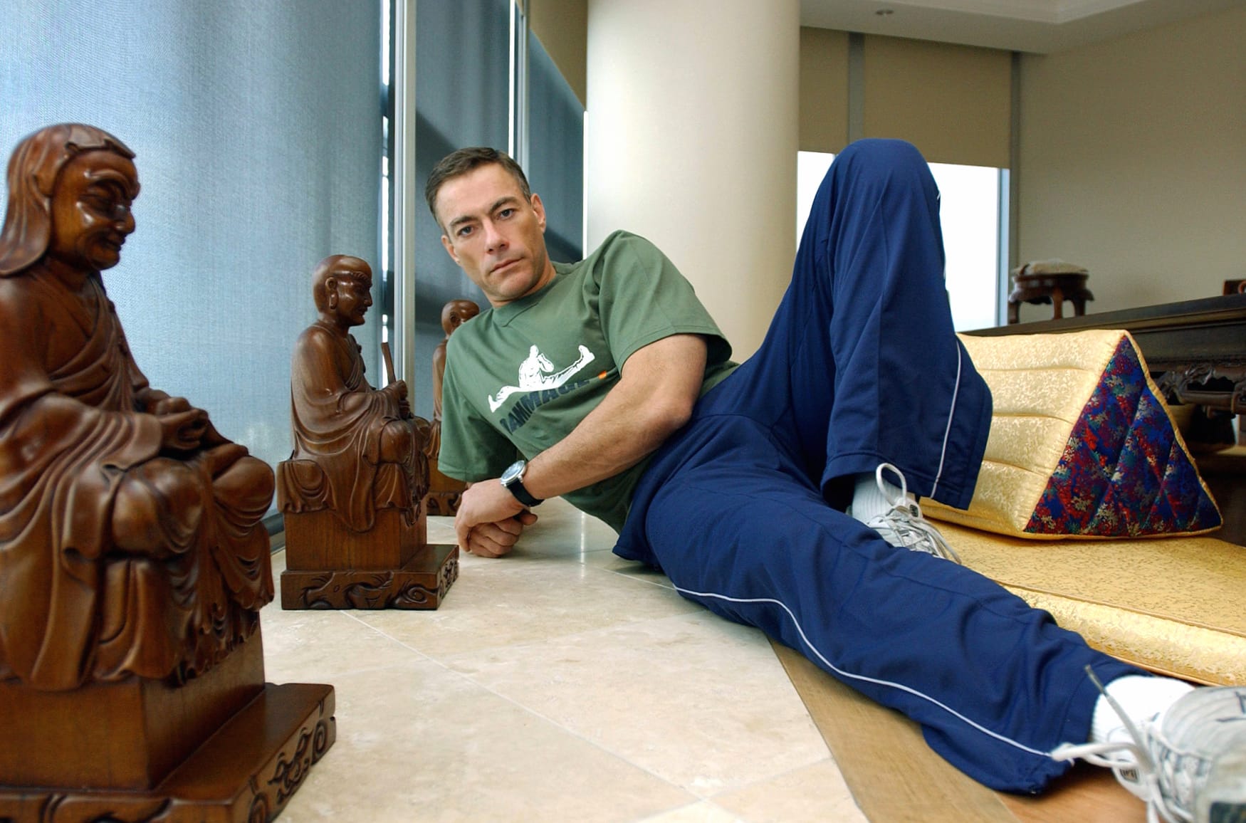 Jean-Claude Van Damme The Icon in Relaxation at 320 x 480 iPhone size wallpapers HD quality