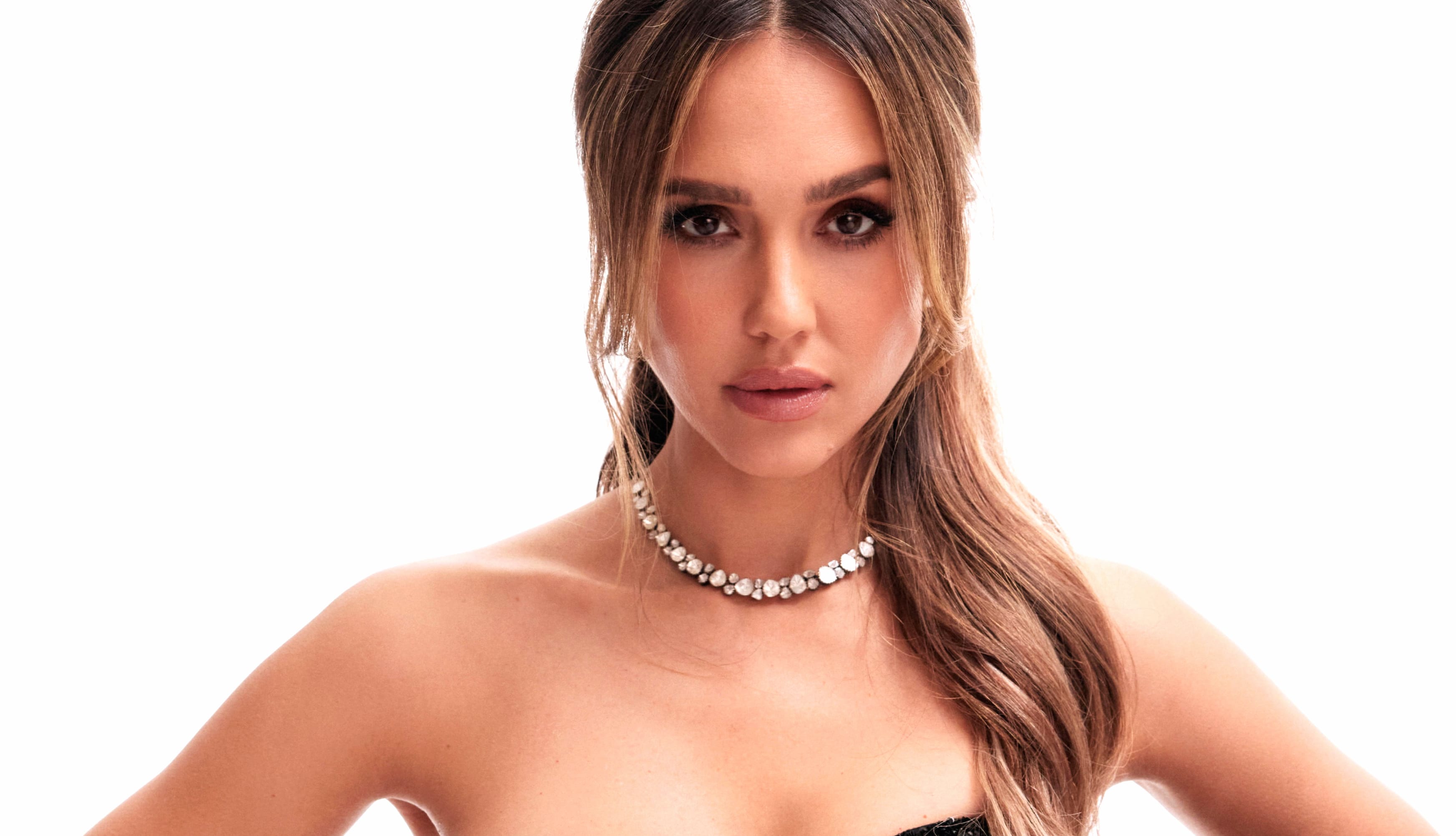 Jessica Alba Portrait at 640 x 1136 iPhone 5 size wallpapers HD quality