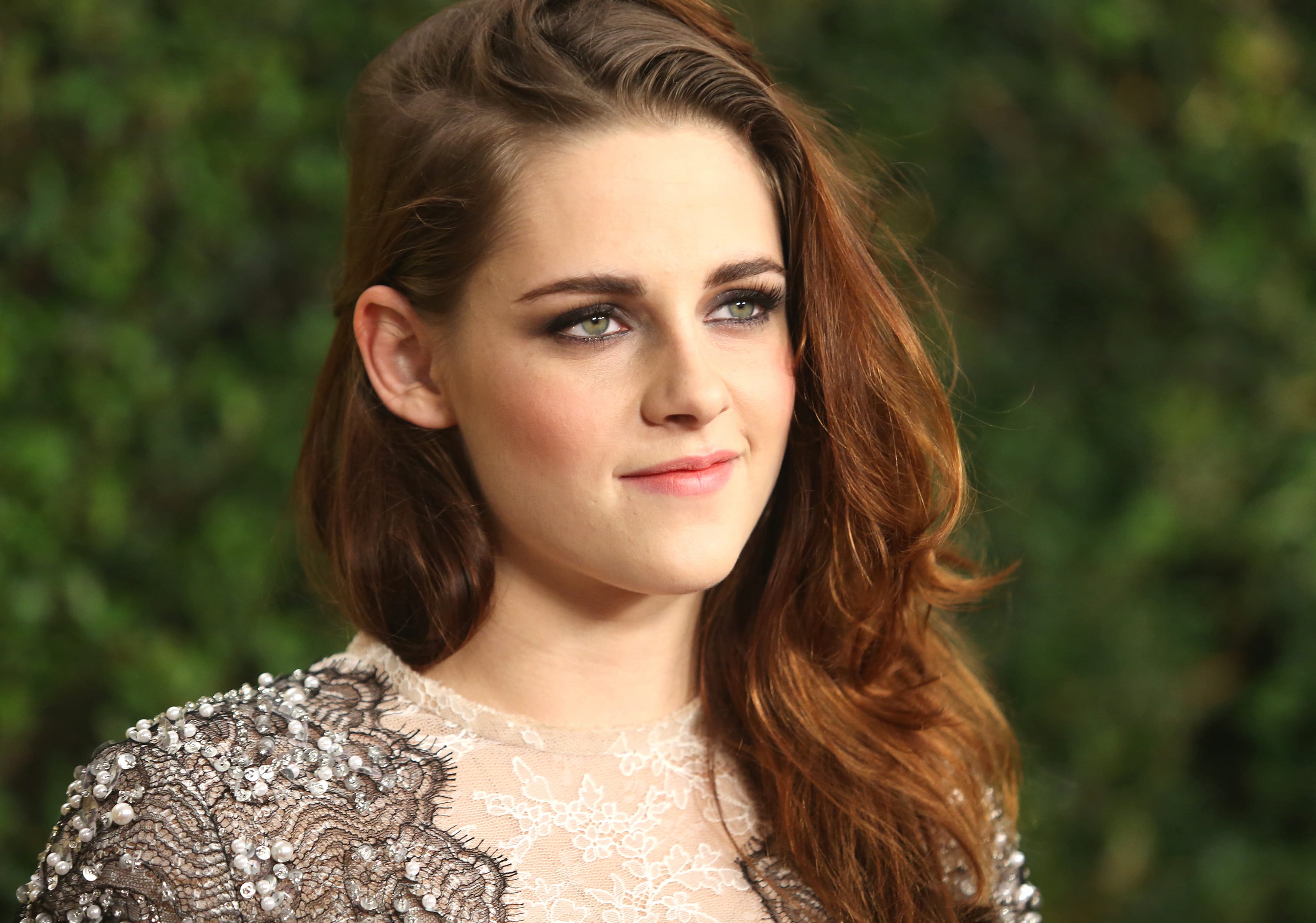 Kristen Stewart Stunning of the Acclaimed Actress at 320 x 480 iPhone size wallpapers HD quality