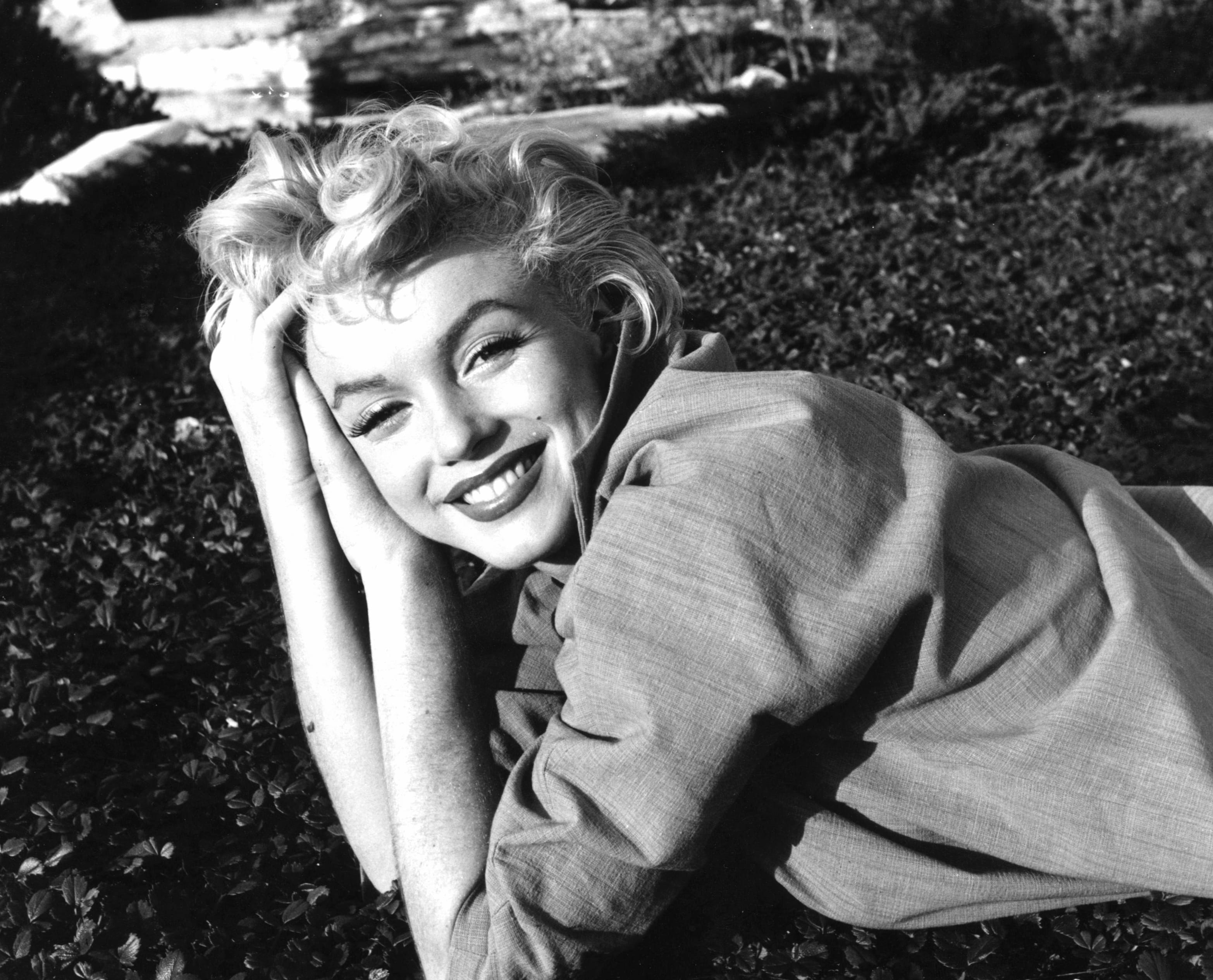 Marilyn Monroe Smiling - Black & White wallpapers HD quality