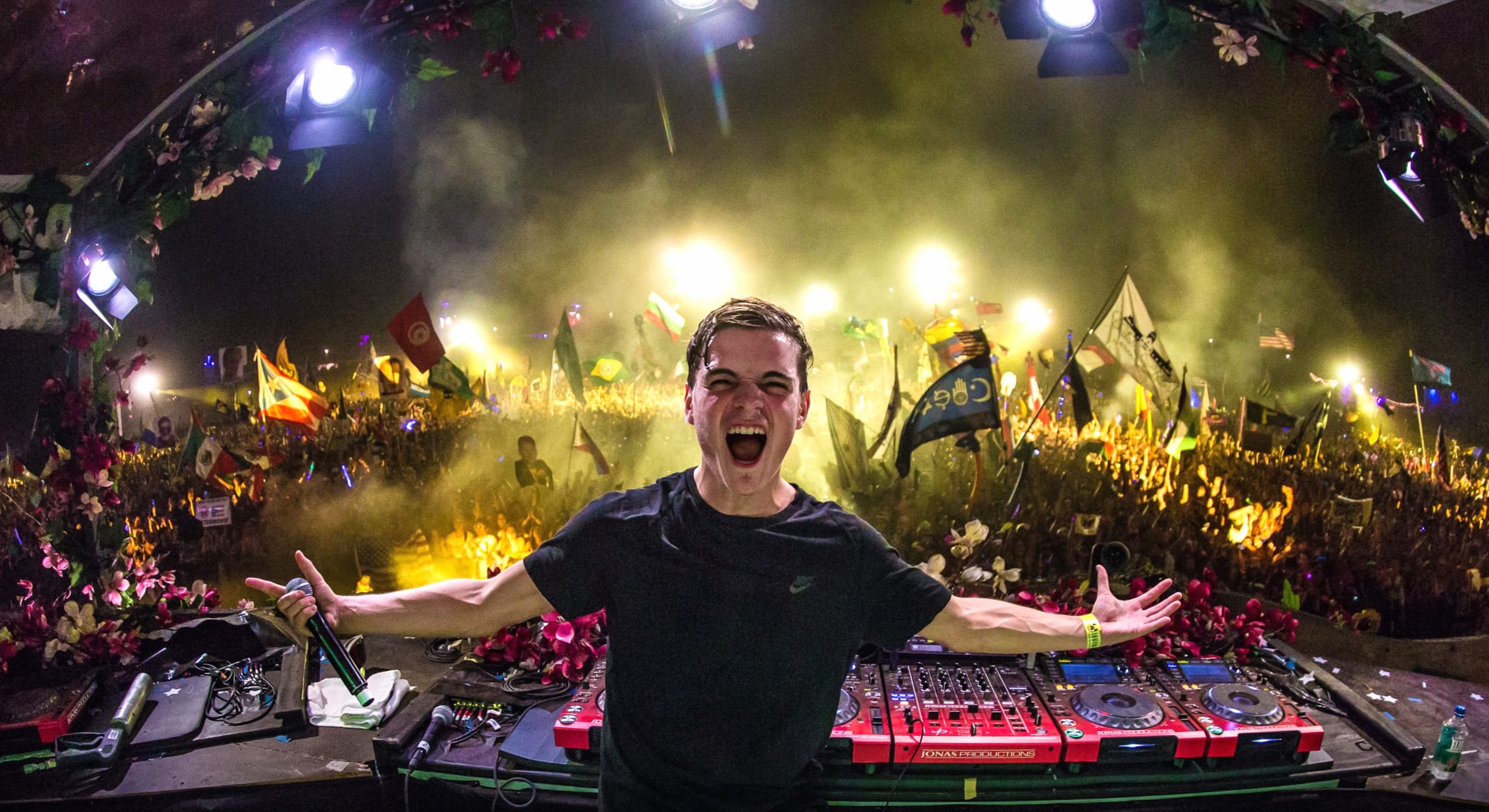 Martin Garrix Live - HD Music Wallpaper at 1600 x 1200 size wallpapers HD quality