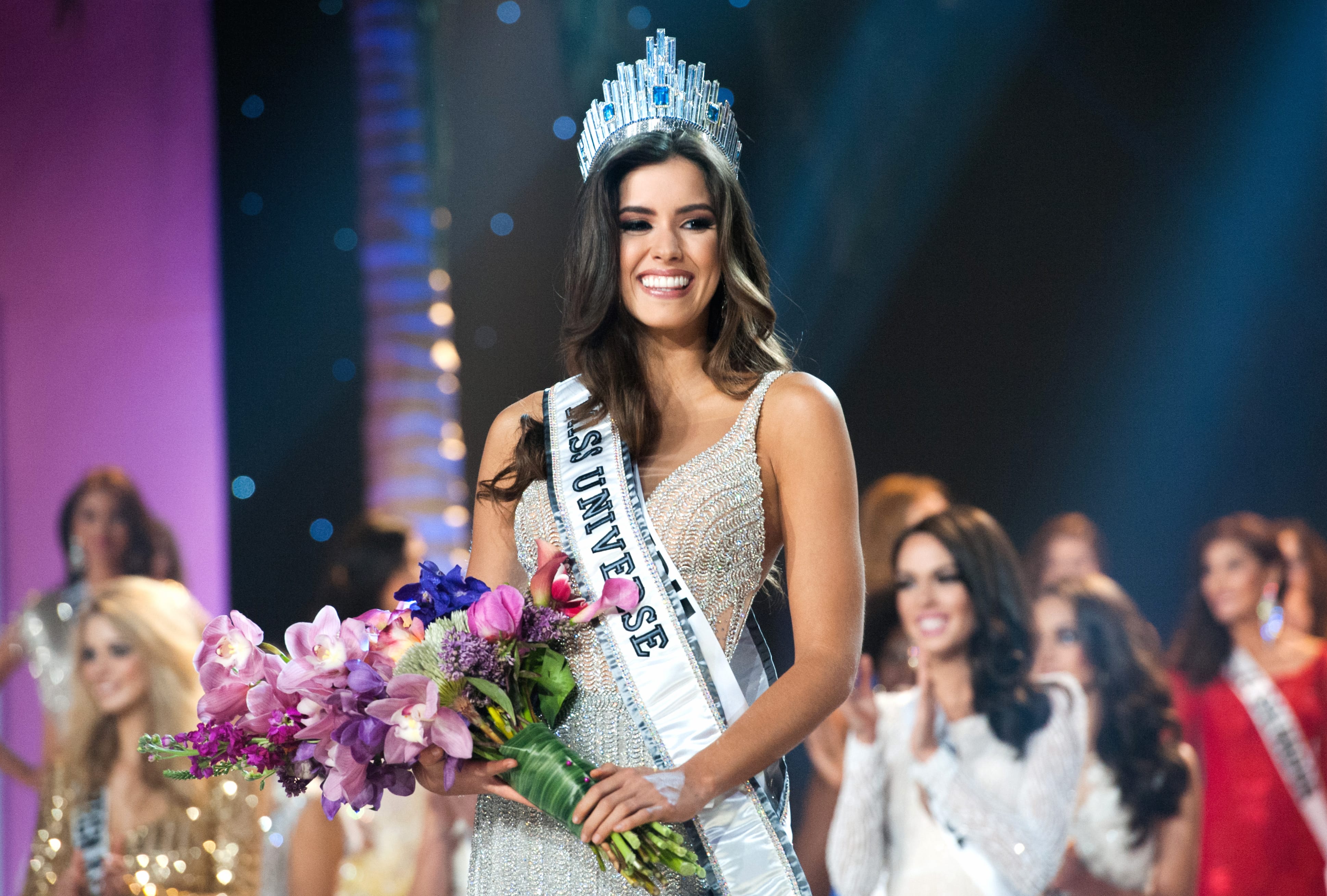 Miss Universe Paulina Vega A Stunning HD Bouquet Moment at 1334 x 750 iPhone 7 size wallpapers HD quality