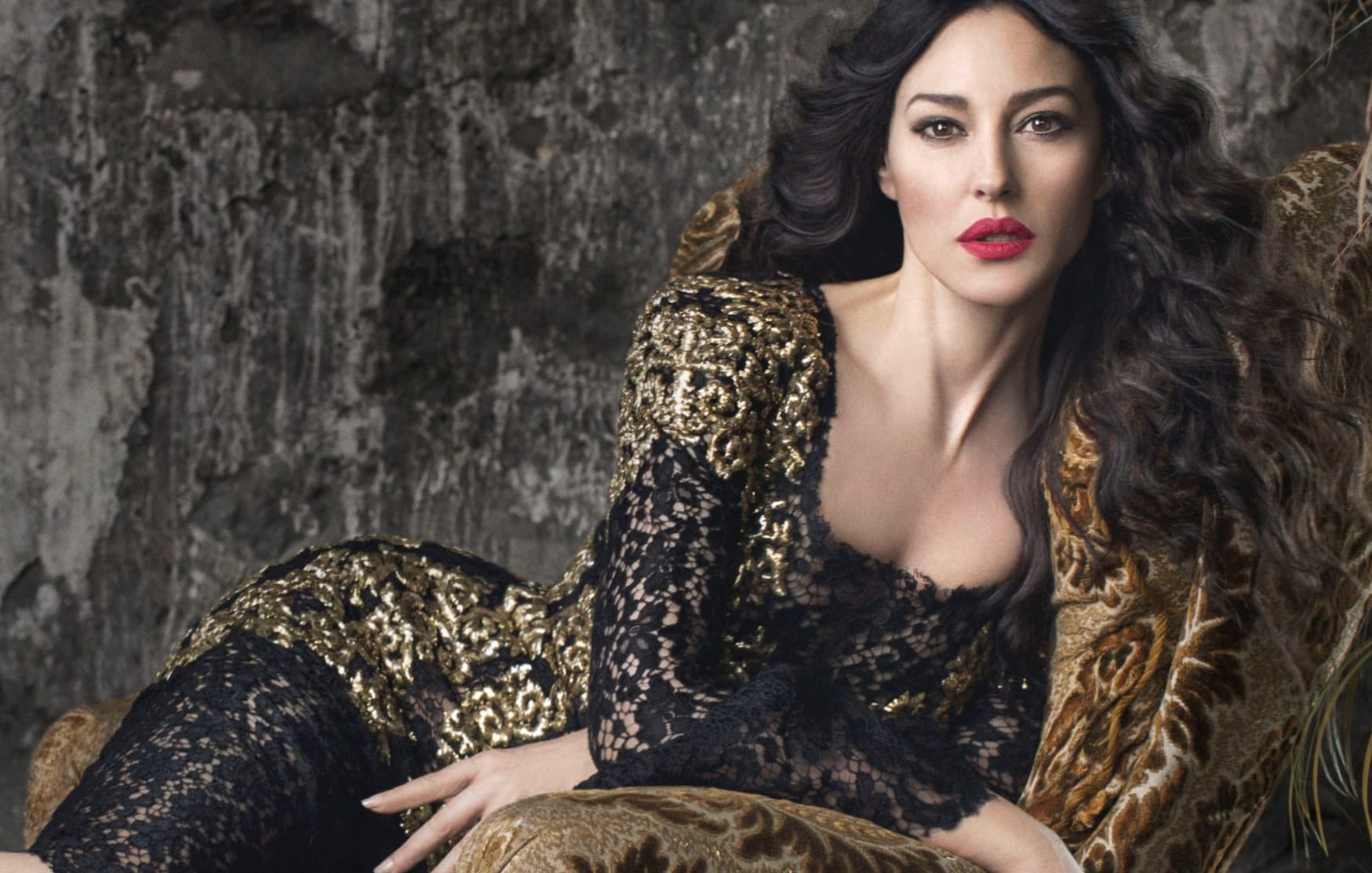 Monica Bellucci Stunning of Italian Elegance wallpapers HD quality