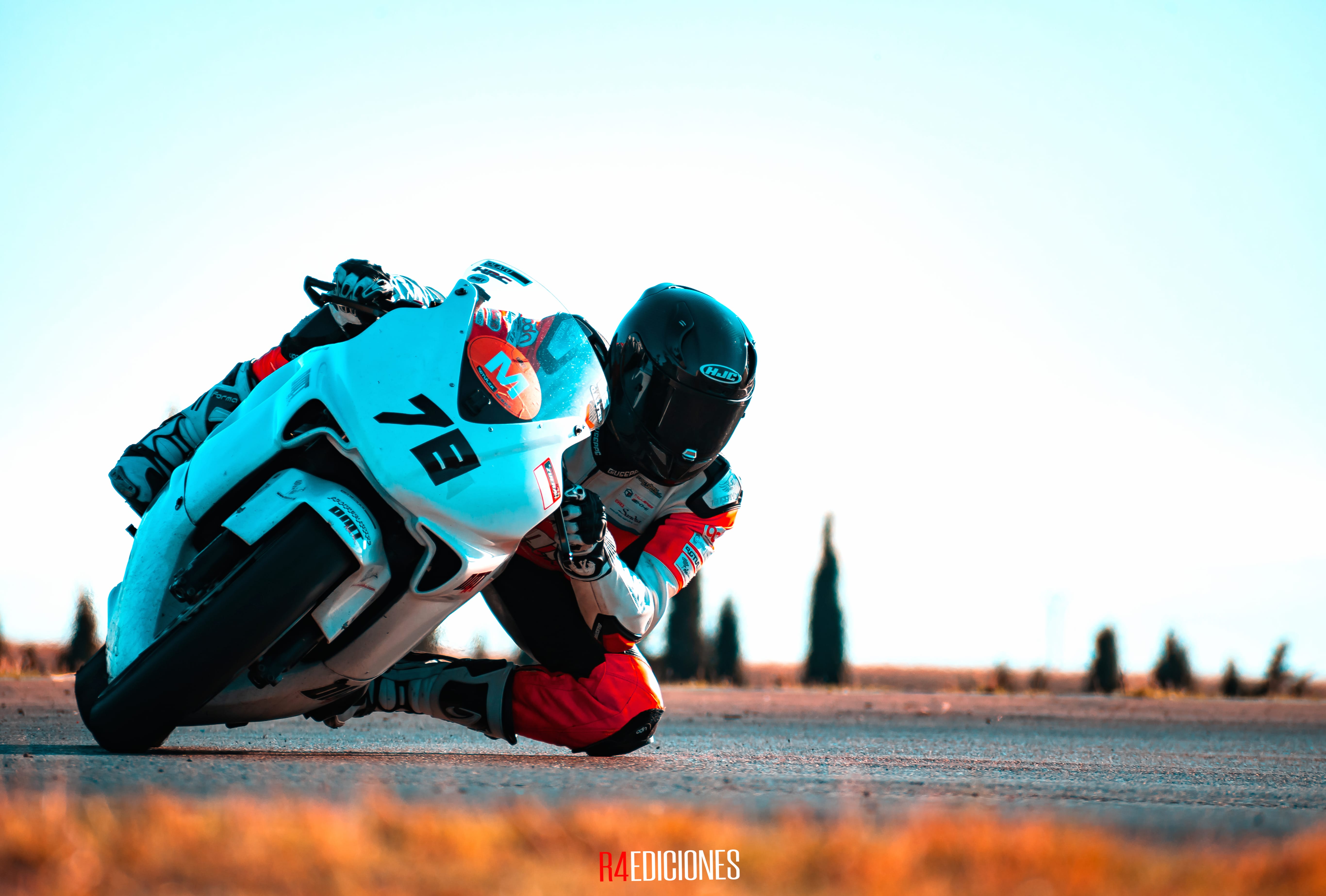 moto en circuito tumbando wallpapers HD quality