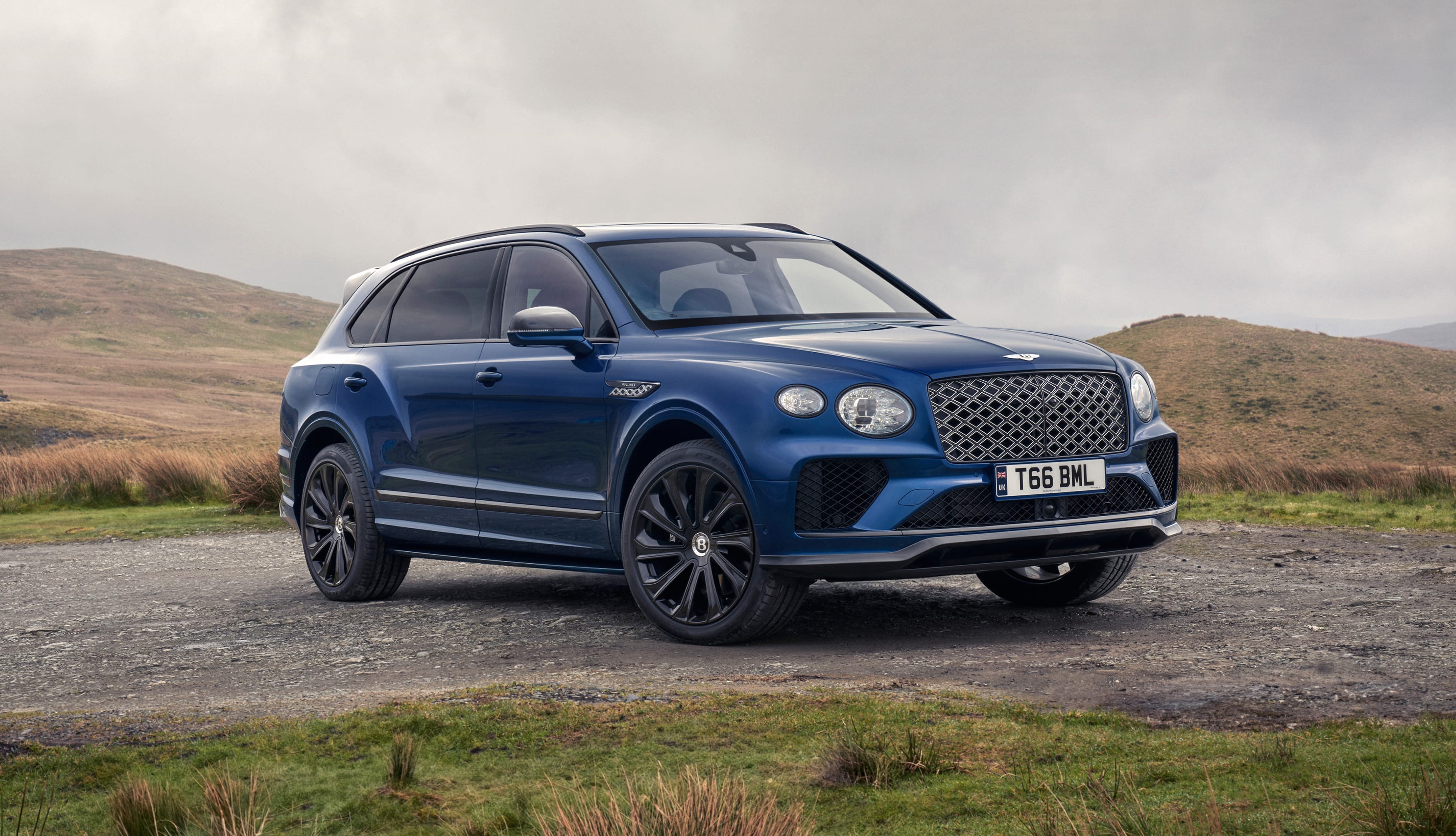 Mulliner Bentley Bentayga EWB 2024 at 1024 x 1024 iPad size wallpapers HD quality