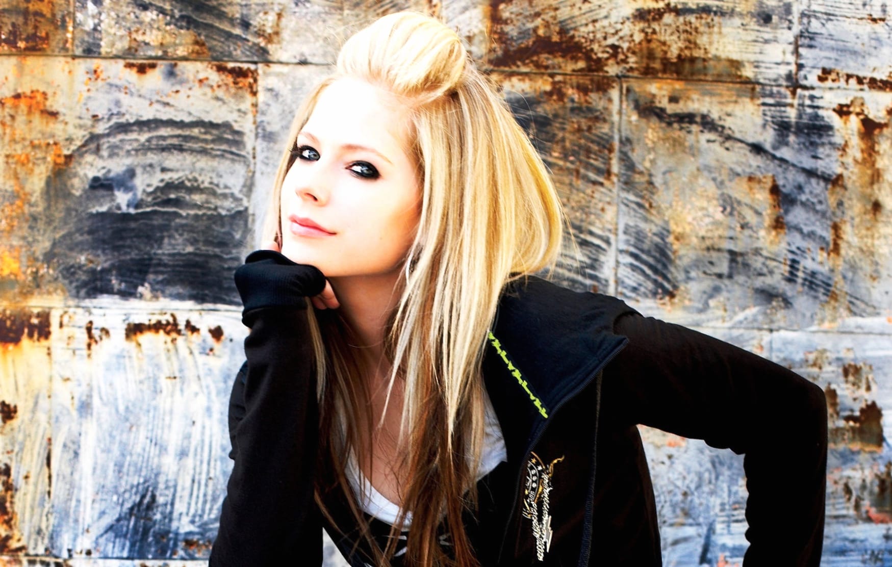 Music Avril Lavigne at 320 x 480 iPhone size wallpapers HD quality