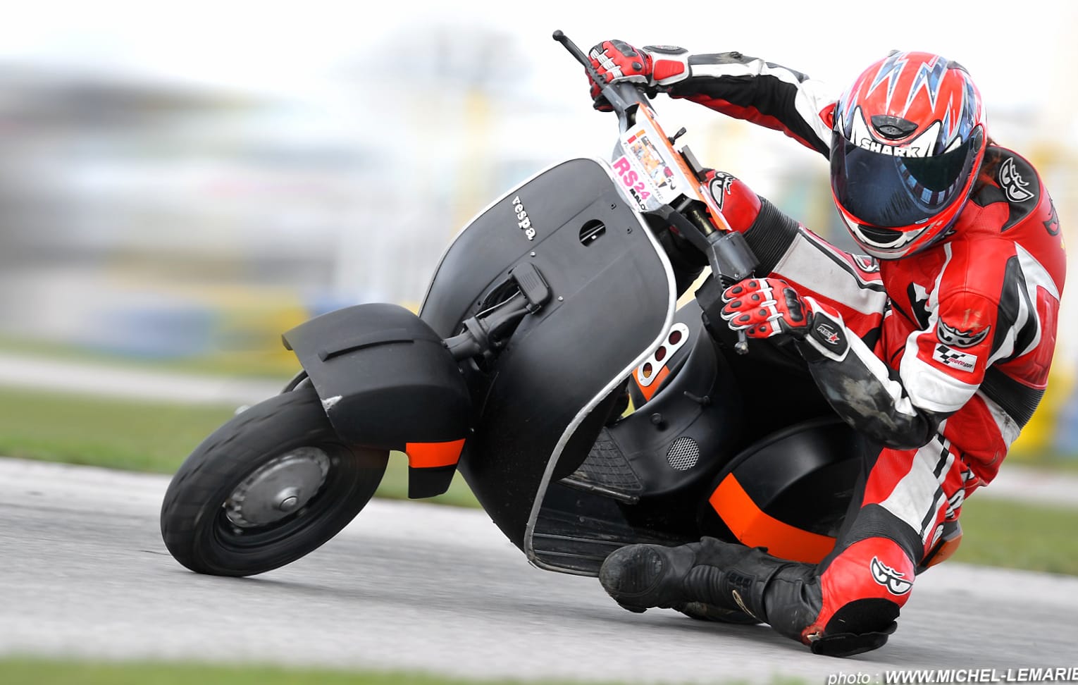 Racing Vespa at 1152 x 864 size wallpapers HD quality