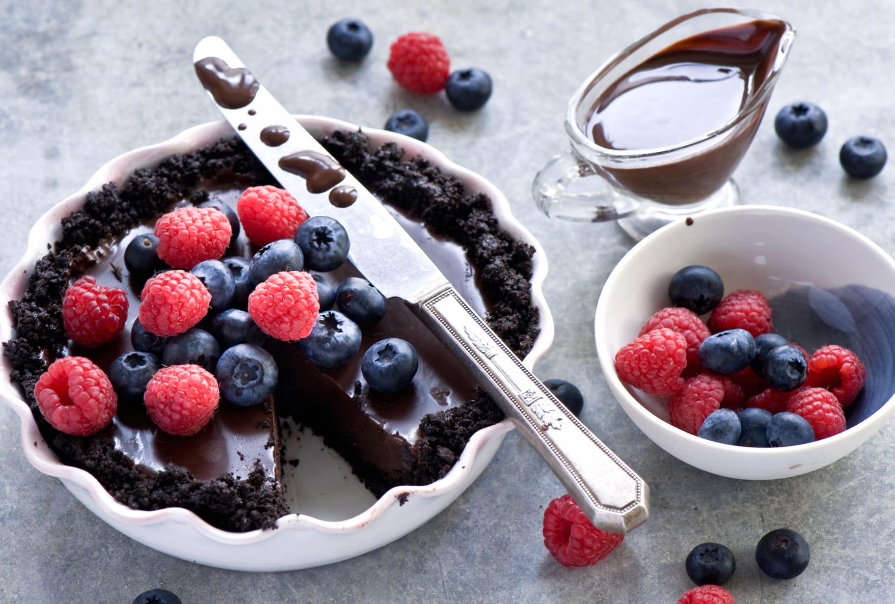 Raspberry Blueberry Chocolate Berry Food Cake at 1152 x 864 size wallpapers HD quality