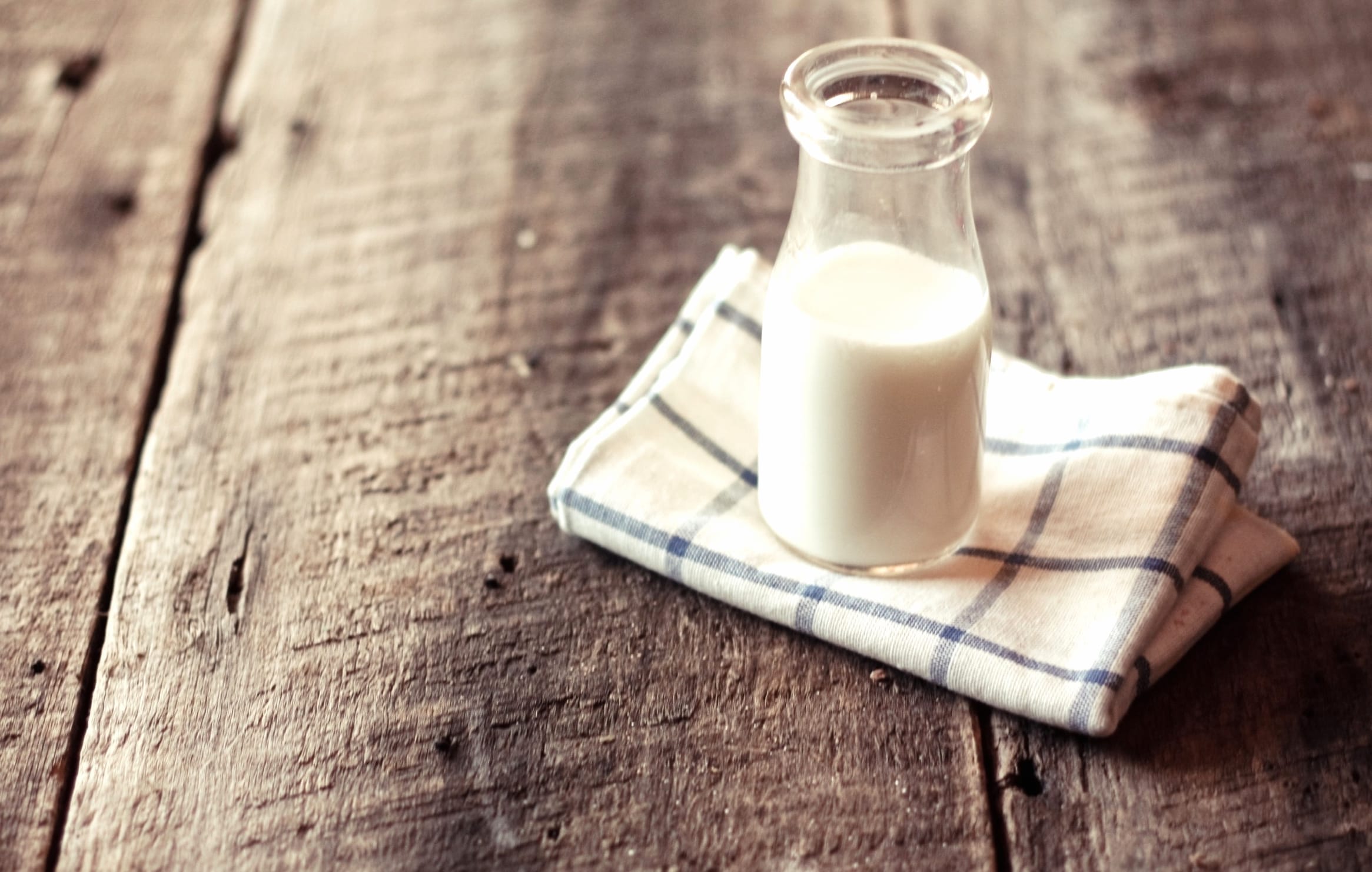 Rustic Milk - HD Food Wallpaper at 640 x 1136 iPhone 5 size wallpapers HD quality