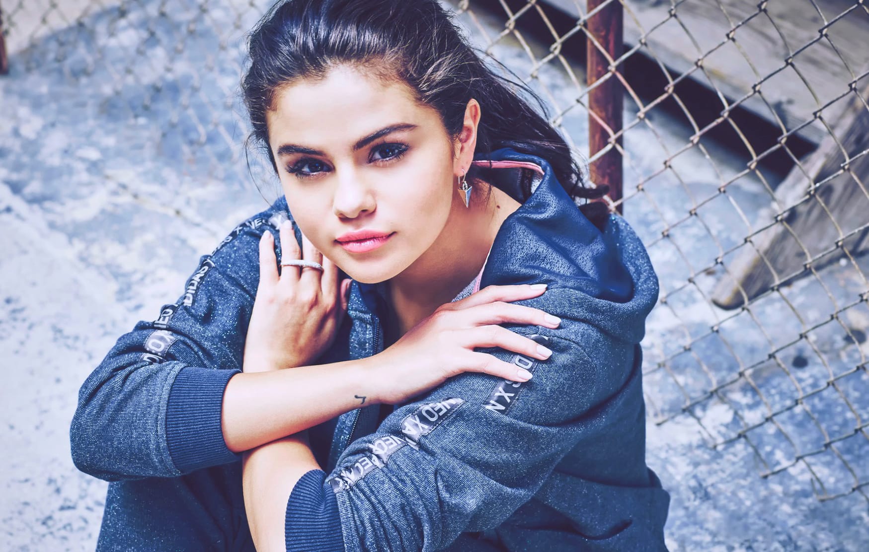 Selena Gomez Captivating Music Moments at 1600 x 1200 size wallpapers HD quality