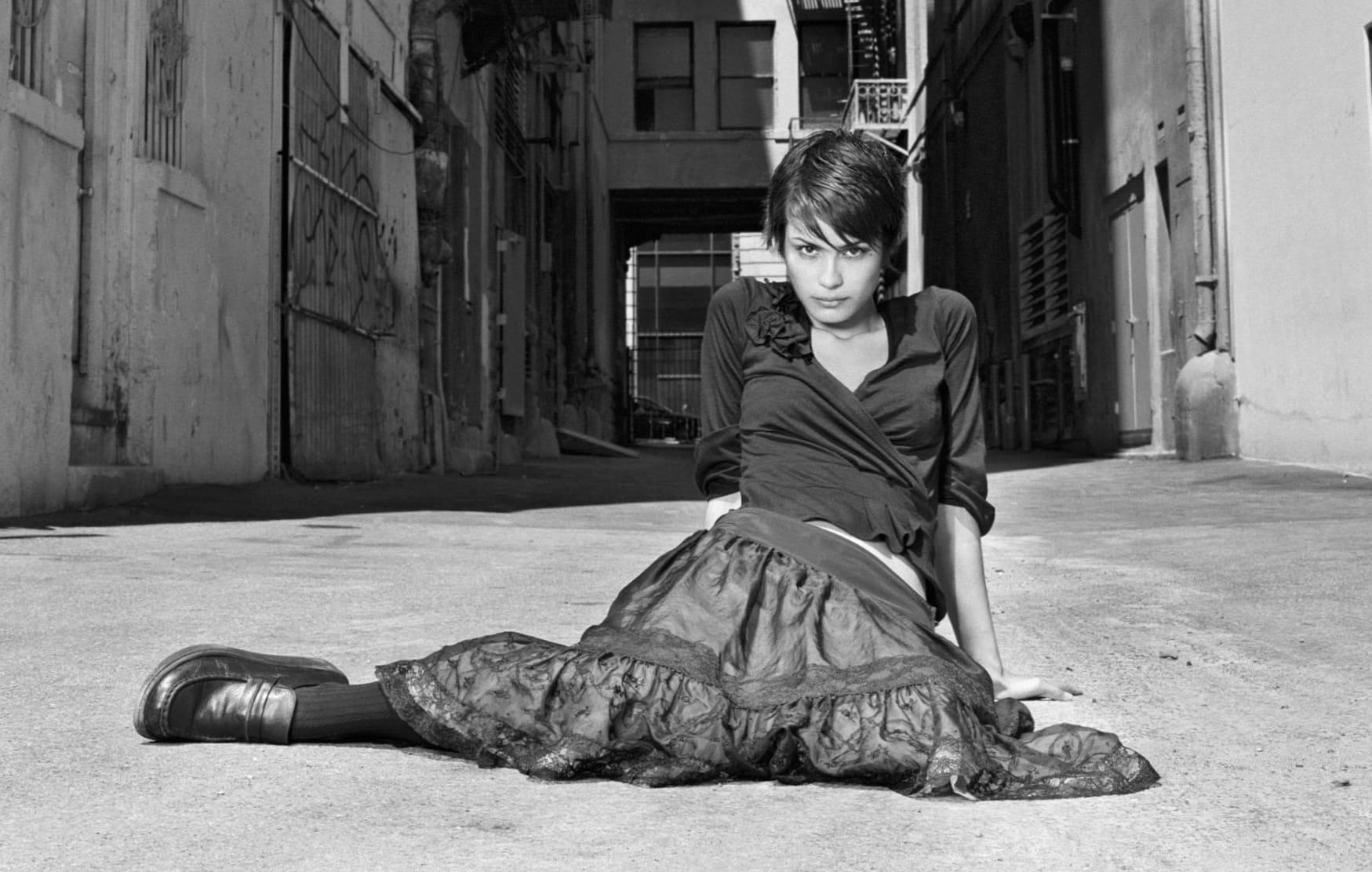 Shannyn Sossamon Striking Urban Elegance wallpapers HD quality