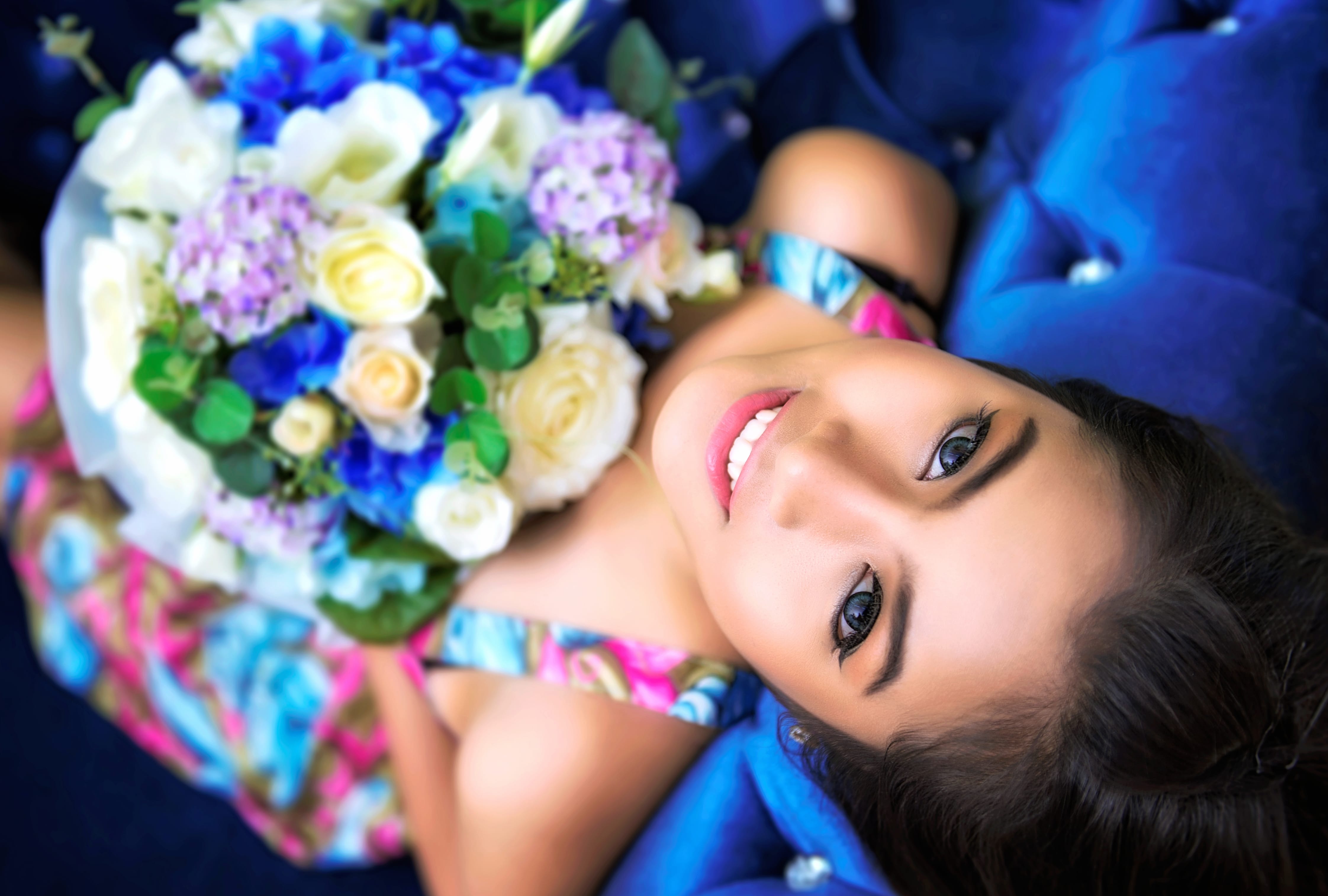 Smile Bouquet Flower Model Thai Woman Asian at 640 x 960 iPhone 4 size wallpapers HD quality