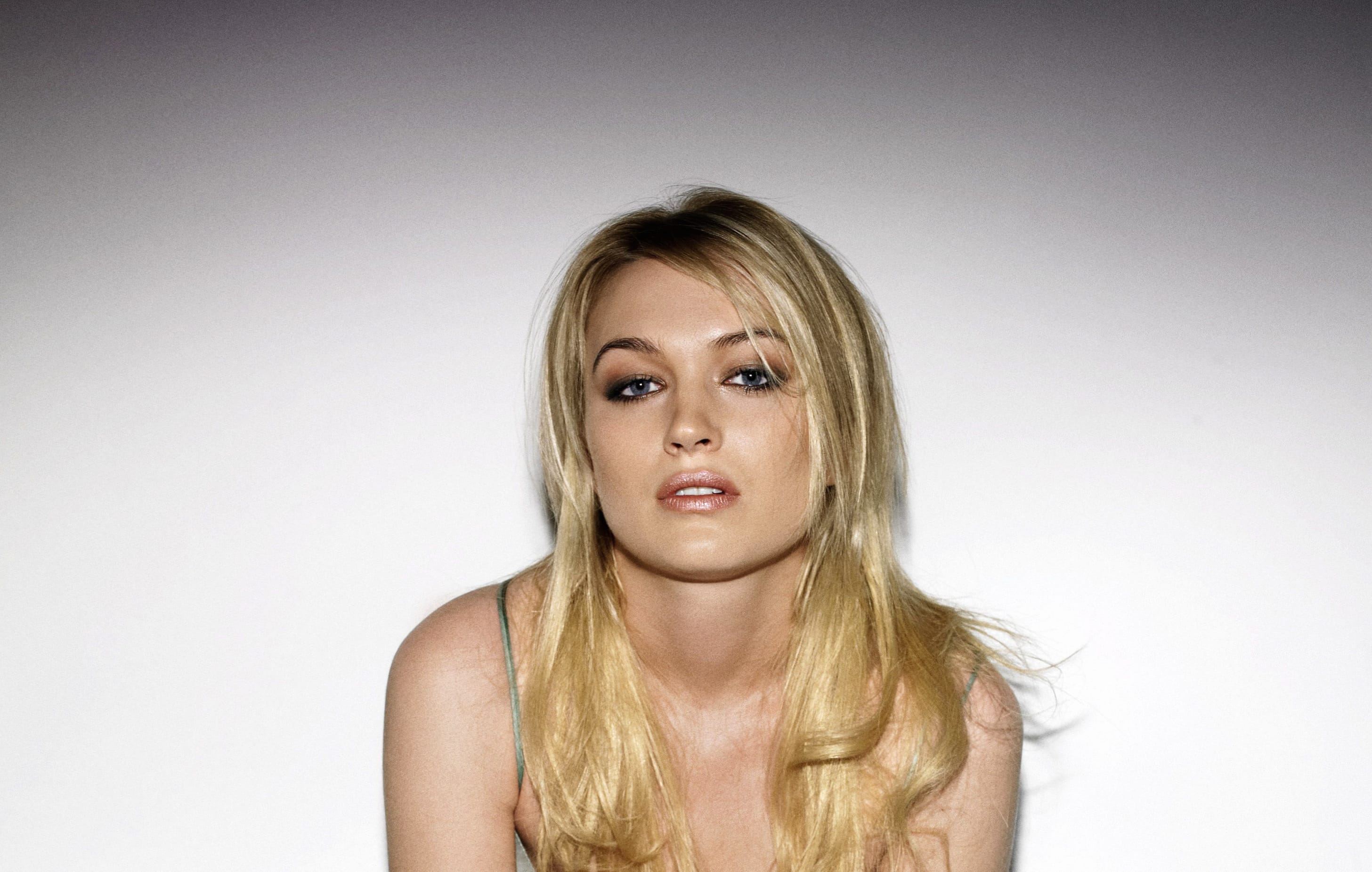 Sophia Myles Elegant English Actress at 1920 x 1080 HD size wallpapers HD quality