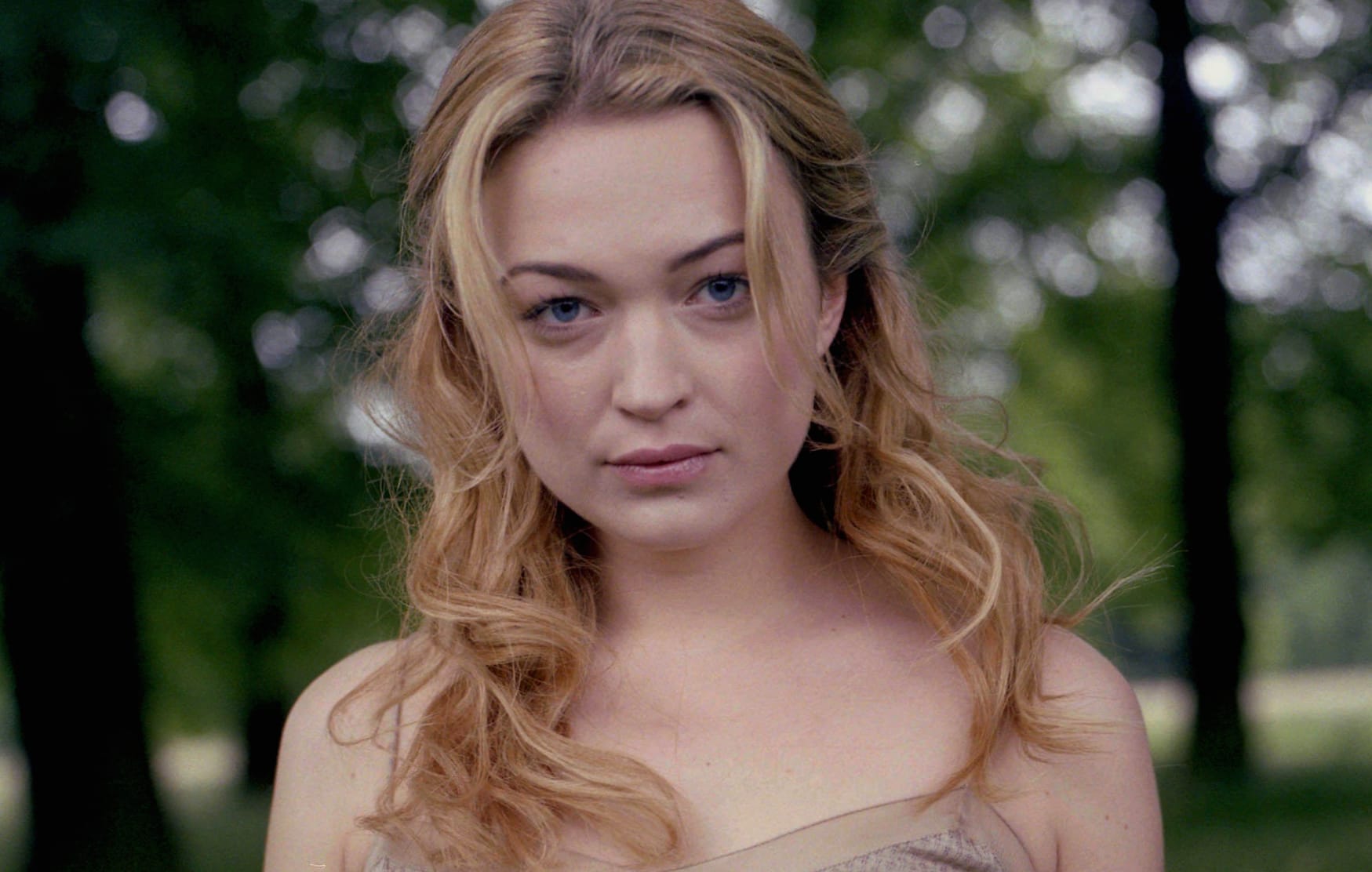 Sophia Myles Stunning of an English Actress at 1600 x 1200 size wallpapers HD quality