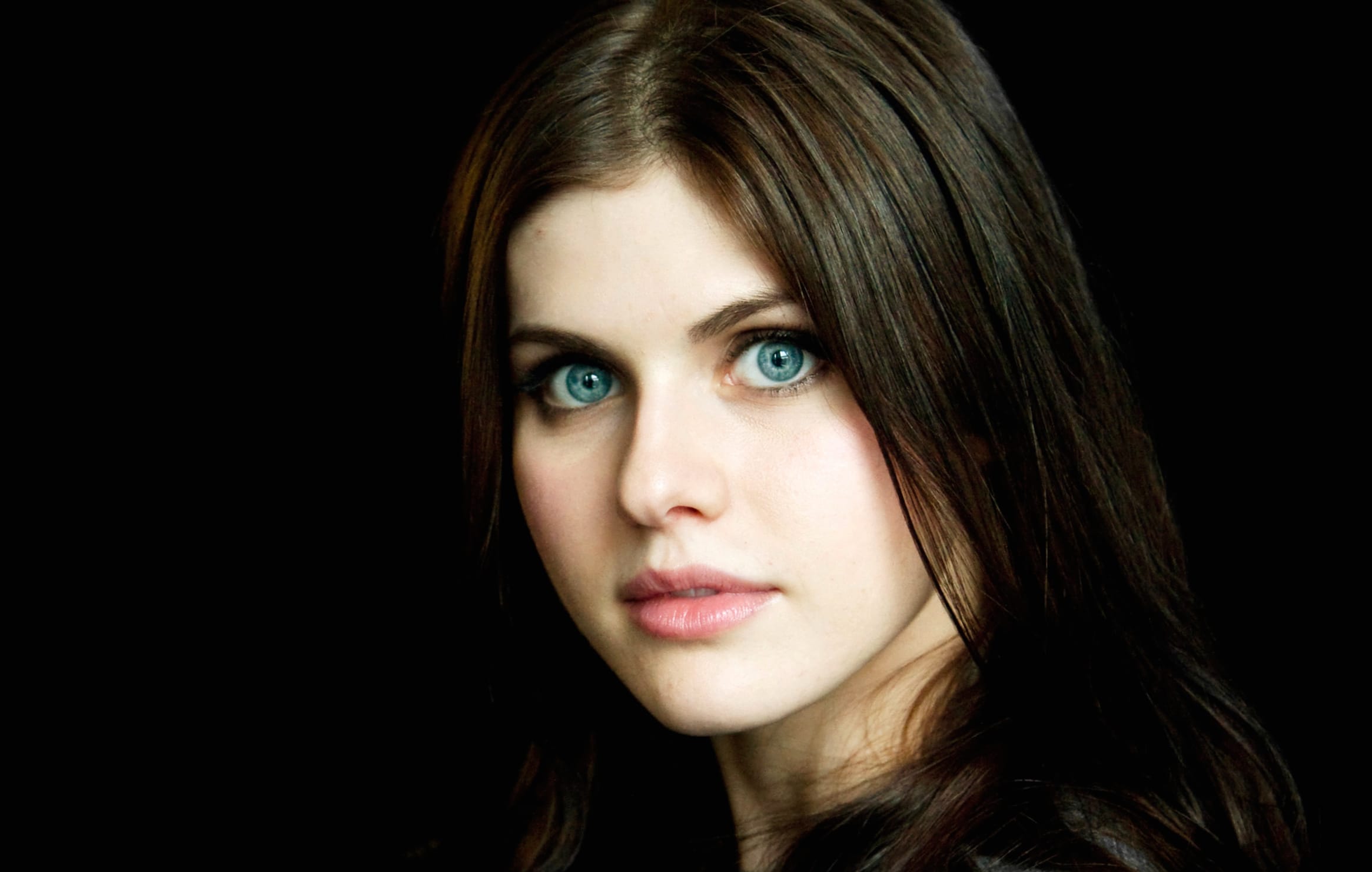 Stunning Blue-Eyed Actress wallpapers HD quality